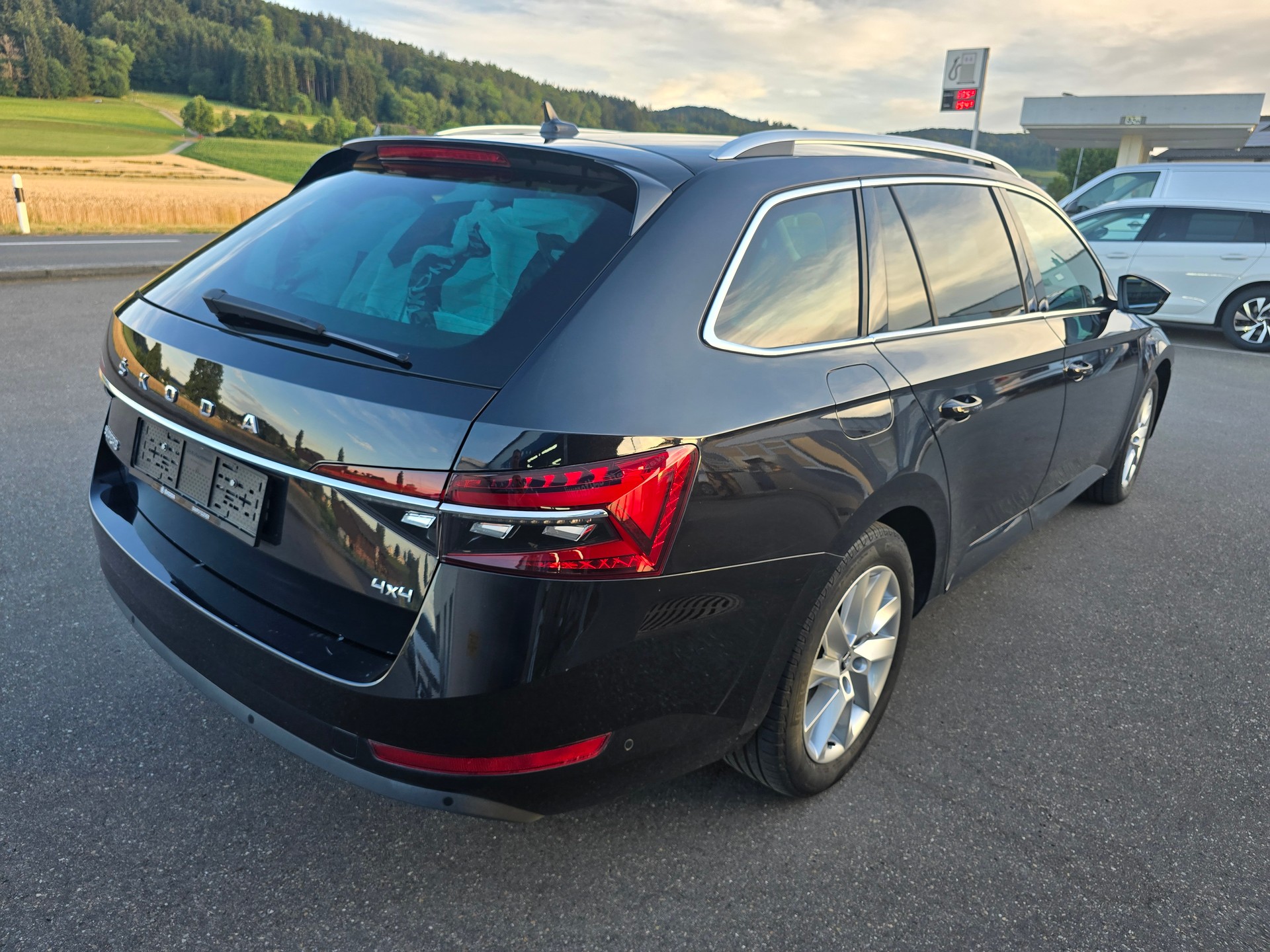 SKODA Superb Combi 2.0 TDi Style 4x4 DSG*TOP-ZUSTAND*Frsch ab MFK"Frisch ab Service**-image-5