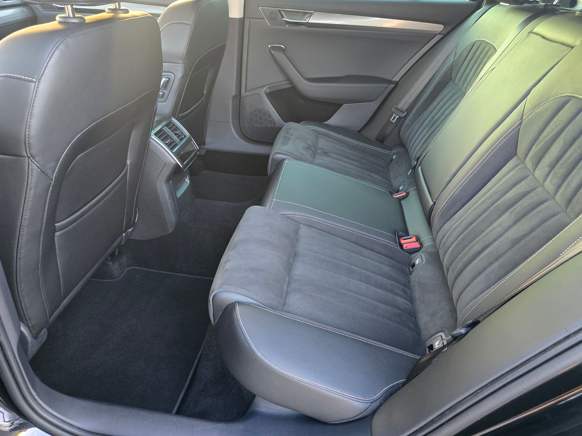 SKODA Superb Combi 2.0 TDi Style 4x4 DSG*TOP-ZUSTAND*Frsch ab MFK"Frisch ab Service**-image-7