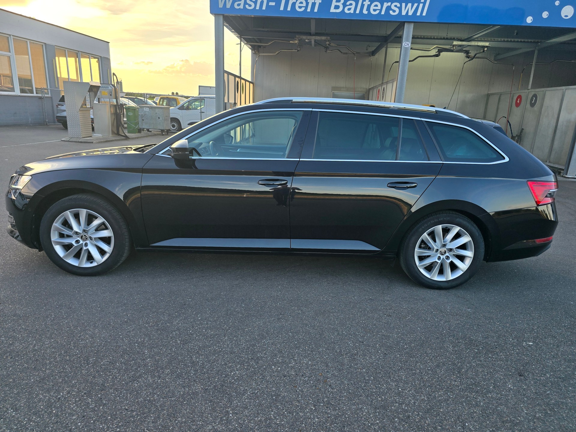 SKODA Superb Combi 2.0 TDi Style 4x4 DSG*TOP-ZUSTAND*Frsch ab MFK"Frisch ab Service**-image-3
