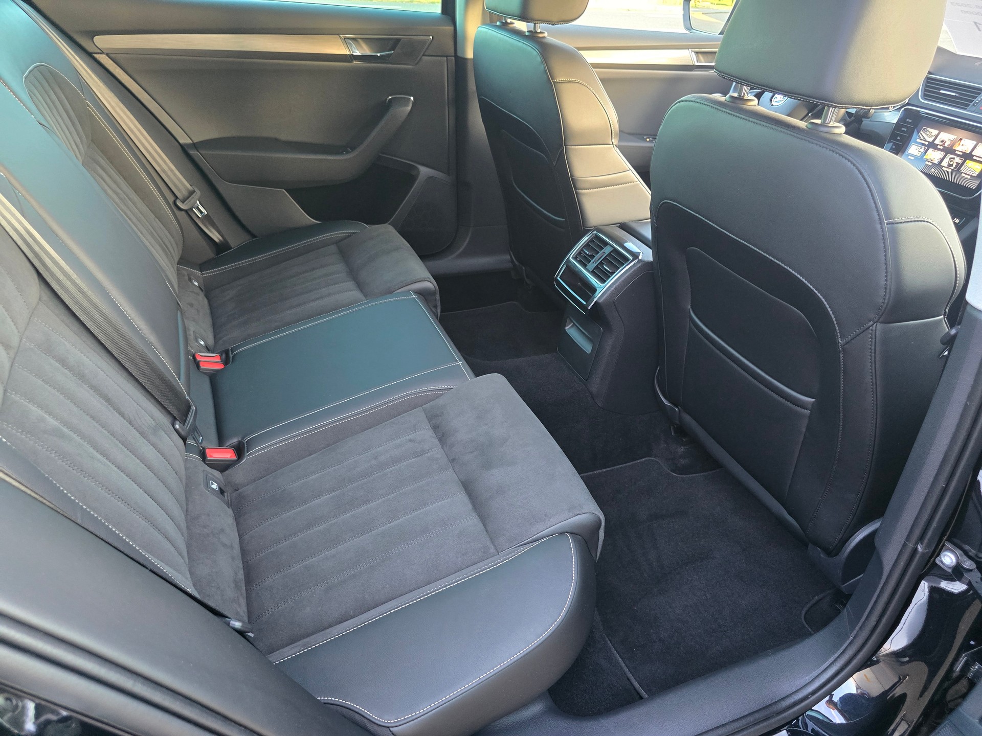 SKODA Superb Combi 2.0 TDi Style 4x4 DSG*TOP-ZUSTAND*Frsch ab MFK"Frisch ab Service**-image-10