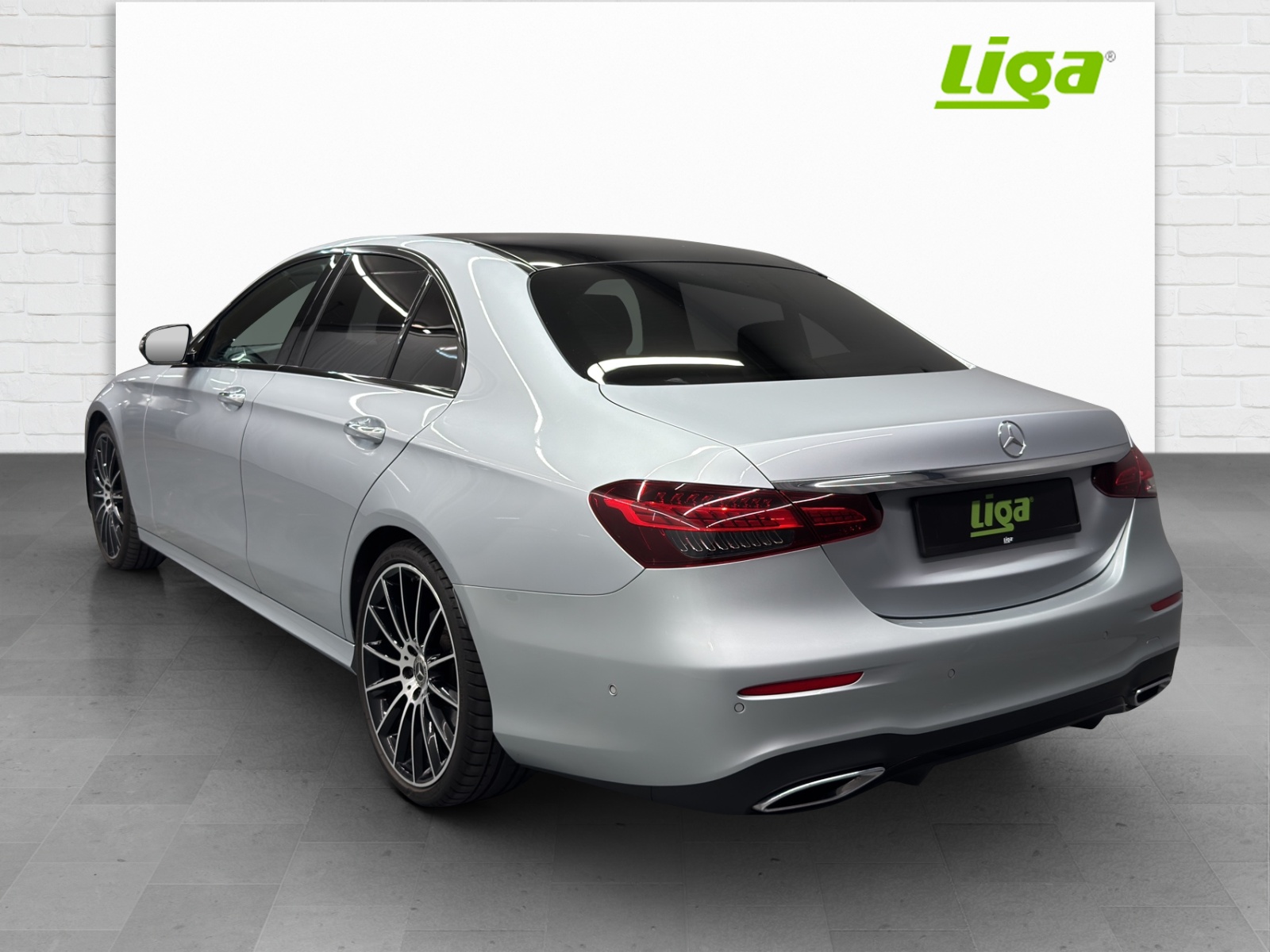 MERCEDES-BENZ E 220 d AMG Line 4Matic-showroom-element-3
