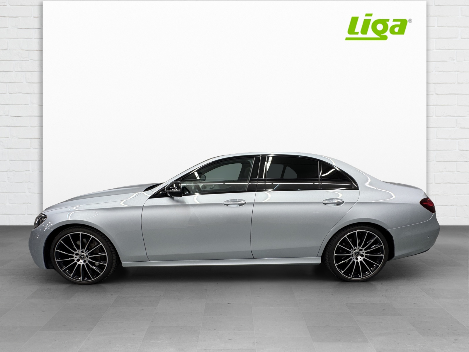 MERCEDES-BENZ E 220 d AMG Line 4Matic-showroom-element-2