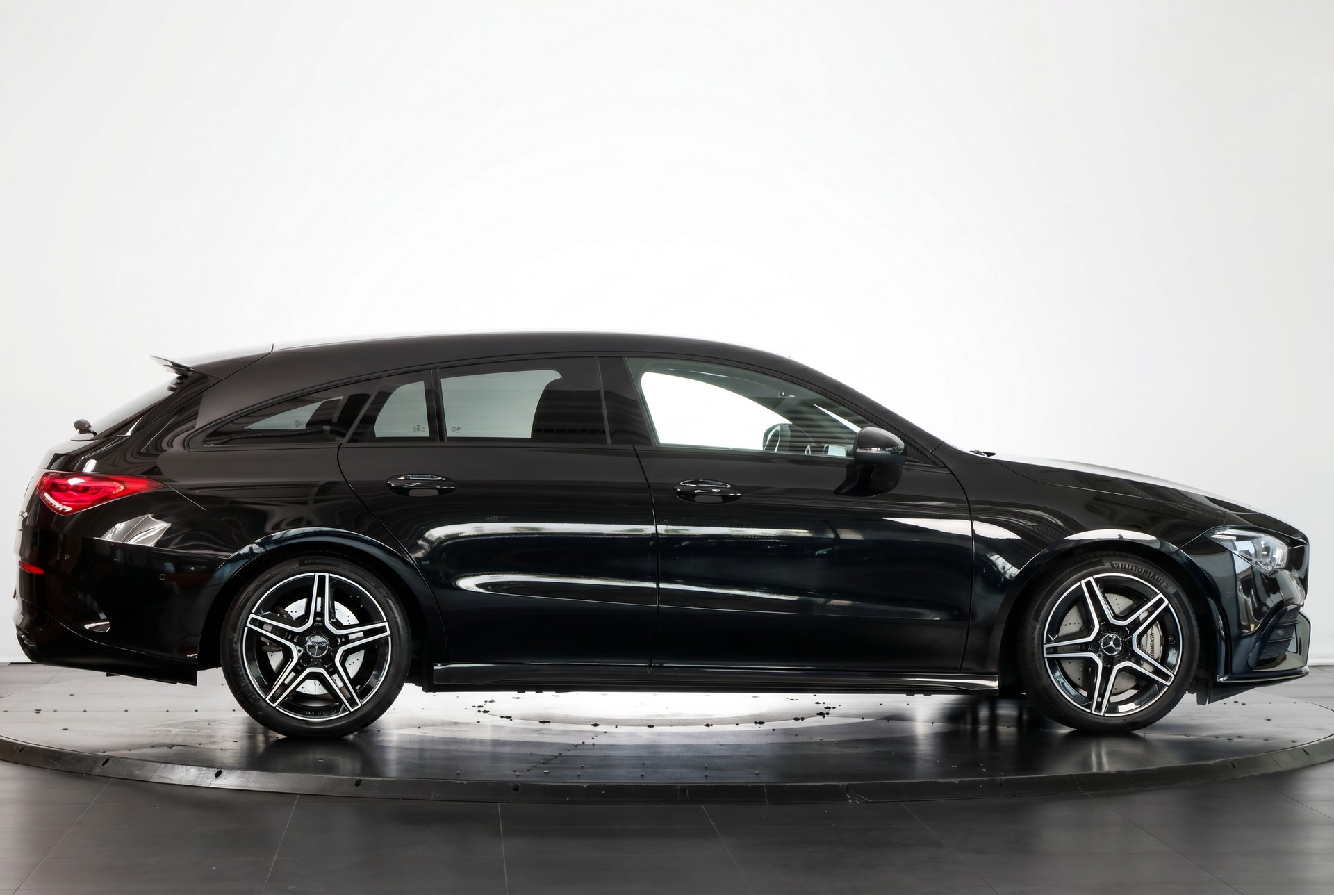 MERCEDES-BENZ CLA Shooting Brake 35 AMG 4Matic 7G-DCT-showroom-element-3
