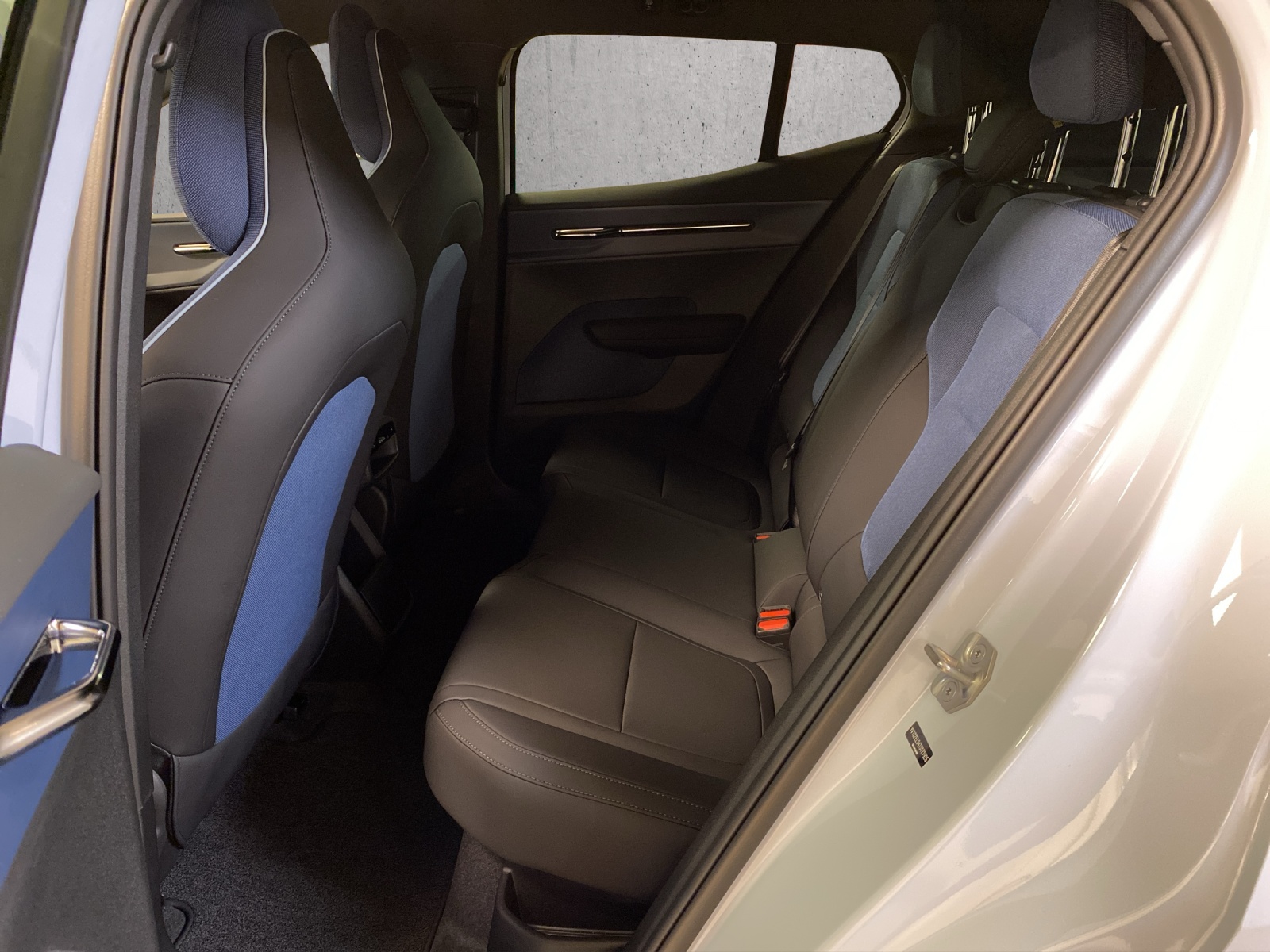 VOLVO EX30 P8 69 kWh AWD Ultra-image-12