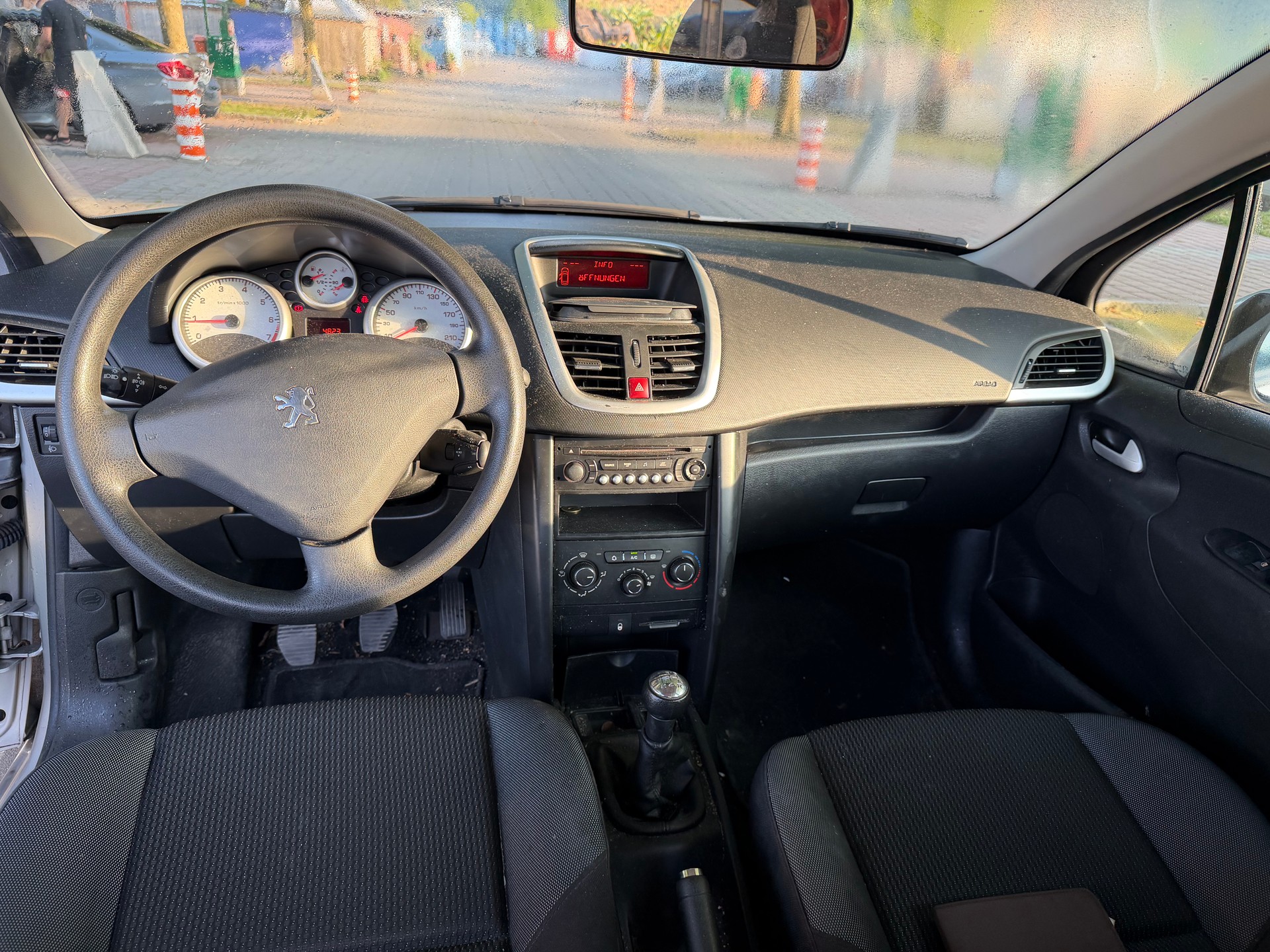 PEUGEOT 207 1.4 16V Swiss Edition-image-8