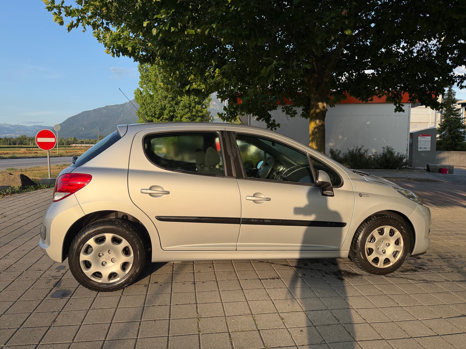 PEUGEOT 207 1.4 16V Swiss Edition-image-2