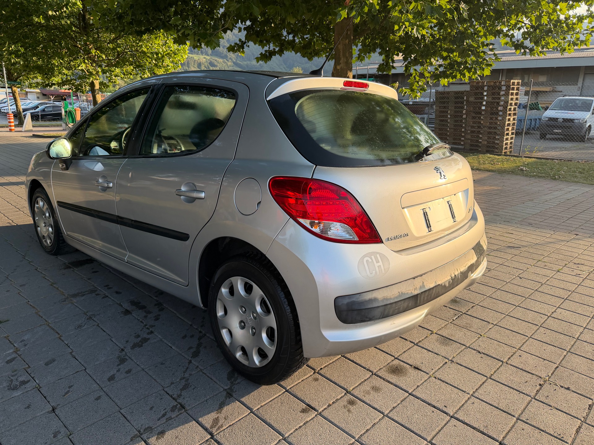 PEUGEOT 207 1.4 16V Swiss Edition-image-5
