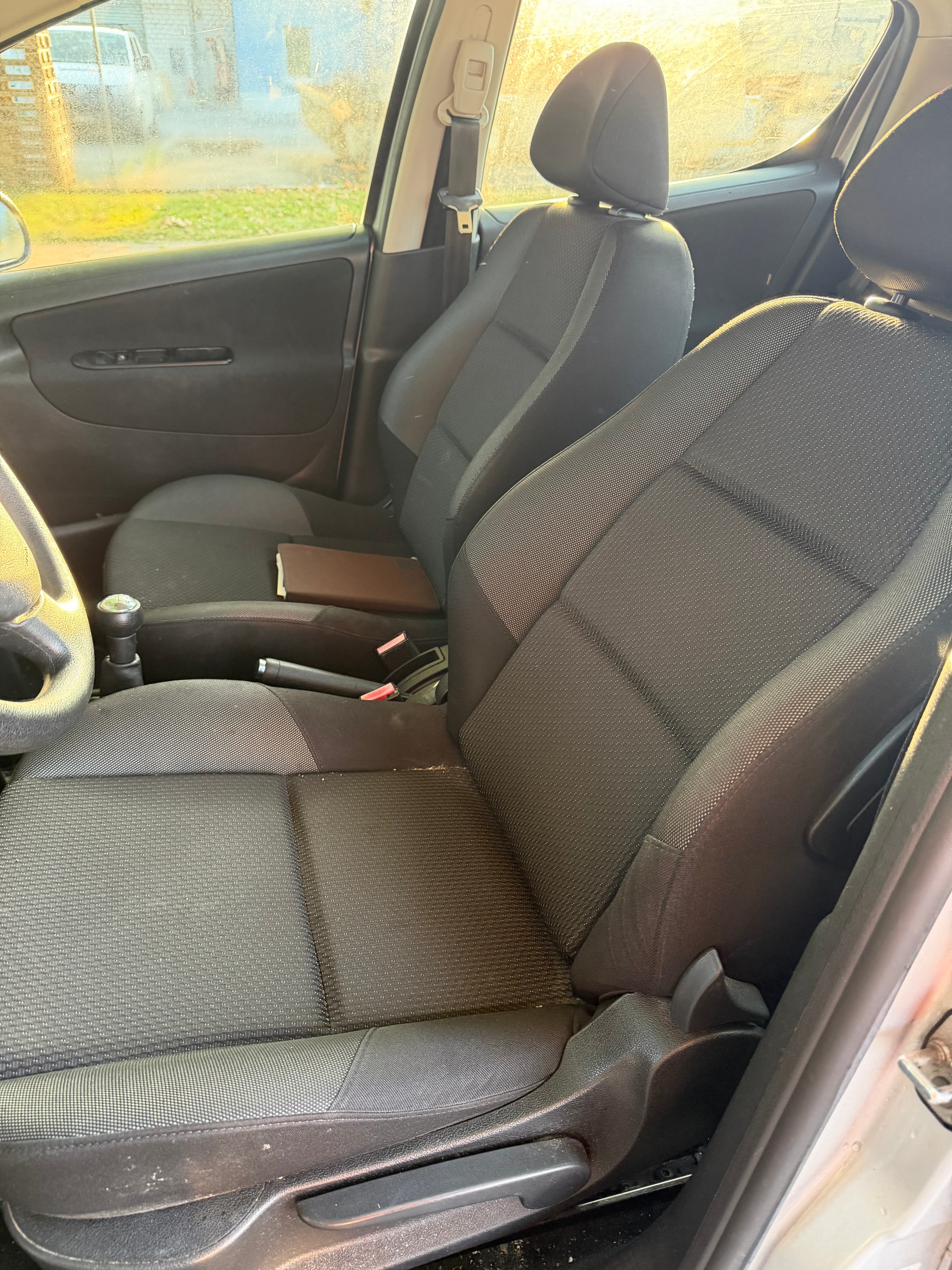 PEUGEOT 207 1.4 16V Swiss Edition-image-7