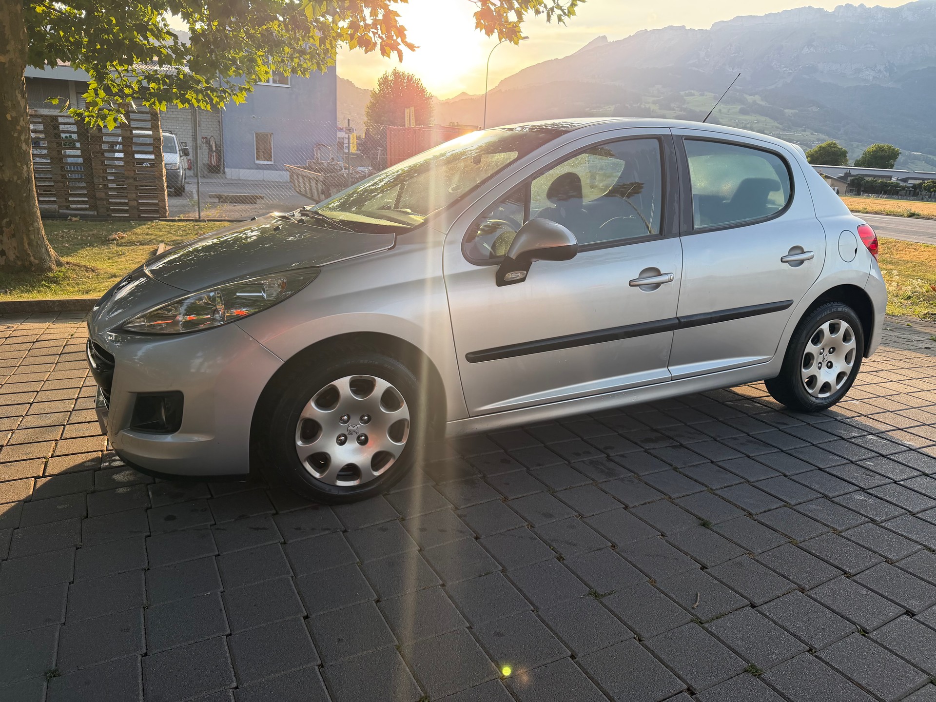 PEUGEOT 207 1.4 16V Swiss Edition-image-6