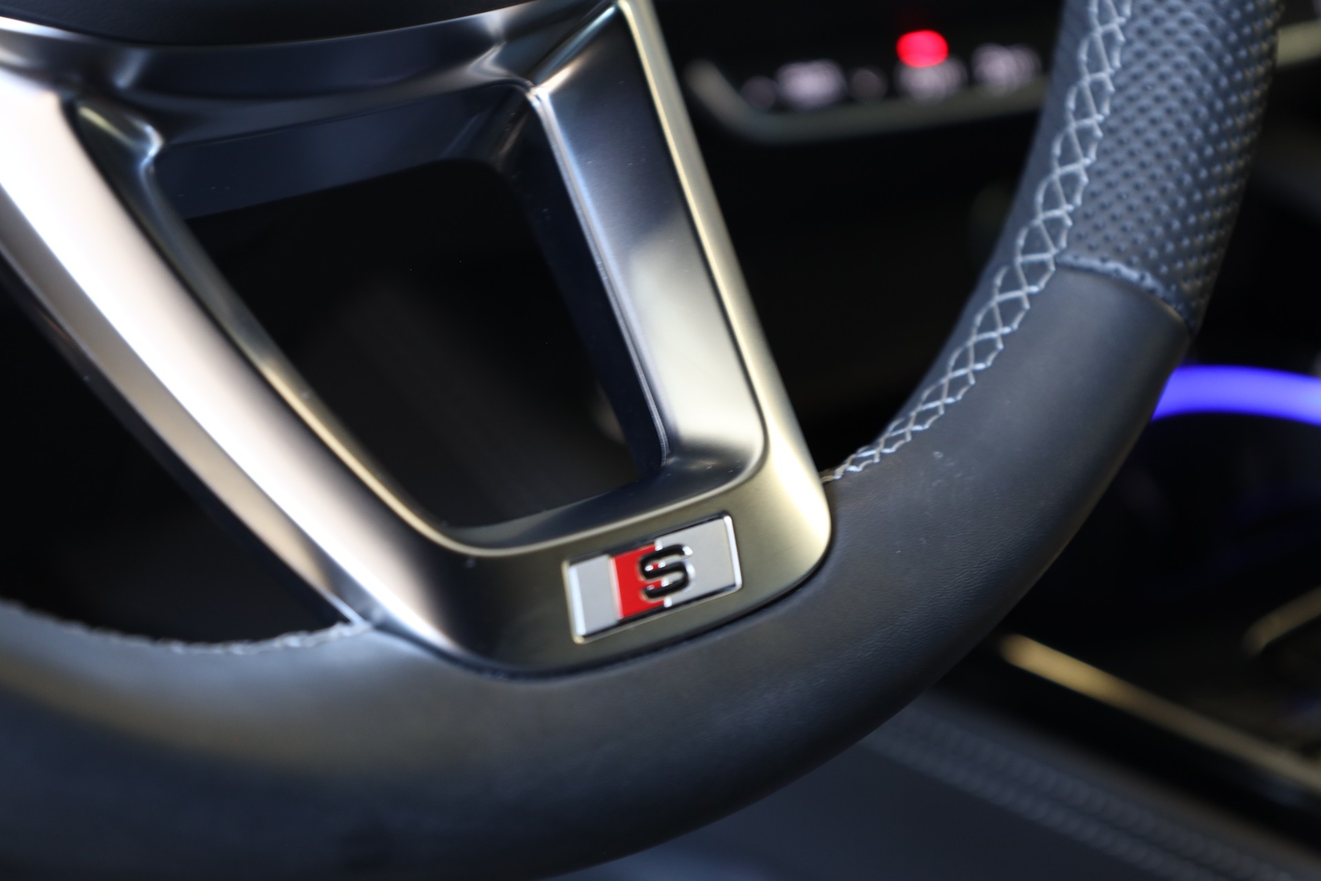 AUDI A4 Avant 40 TDI S line quattro S-tronic-image-21