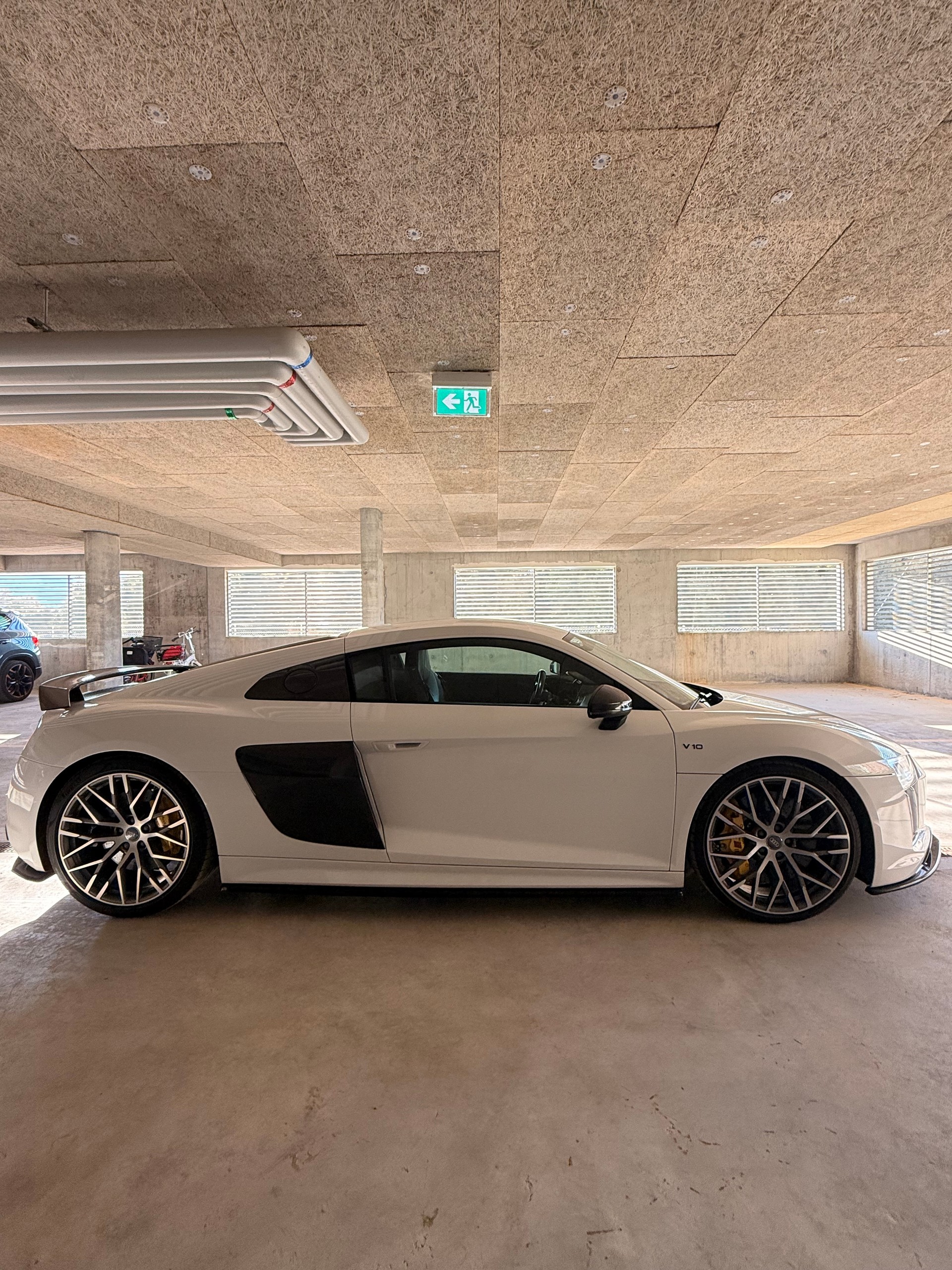 AUDI 5.2 FSI V10 plus quattro S-Tronic-image-1
