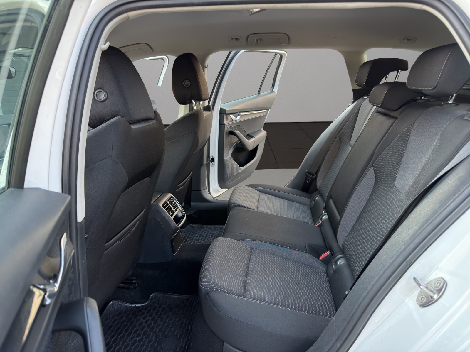 SKODA Octavia Combi 2.0 TDI DSG Ambition 4x4-image-12