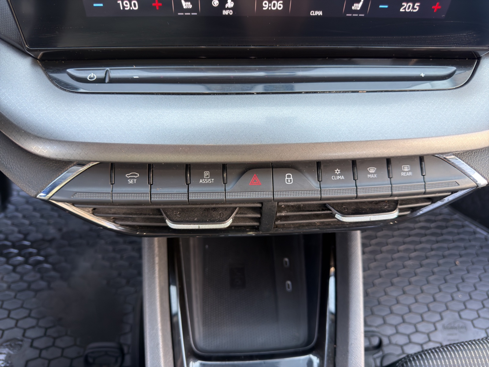 SKODA Octavia Combi 2.0 TDI DSG Ambition 4x4-image-21