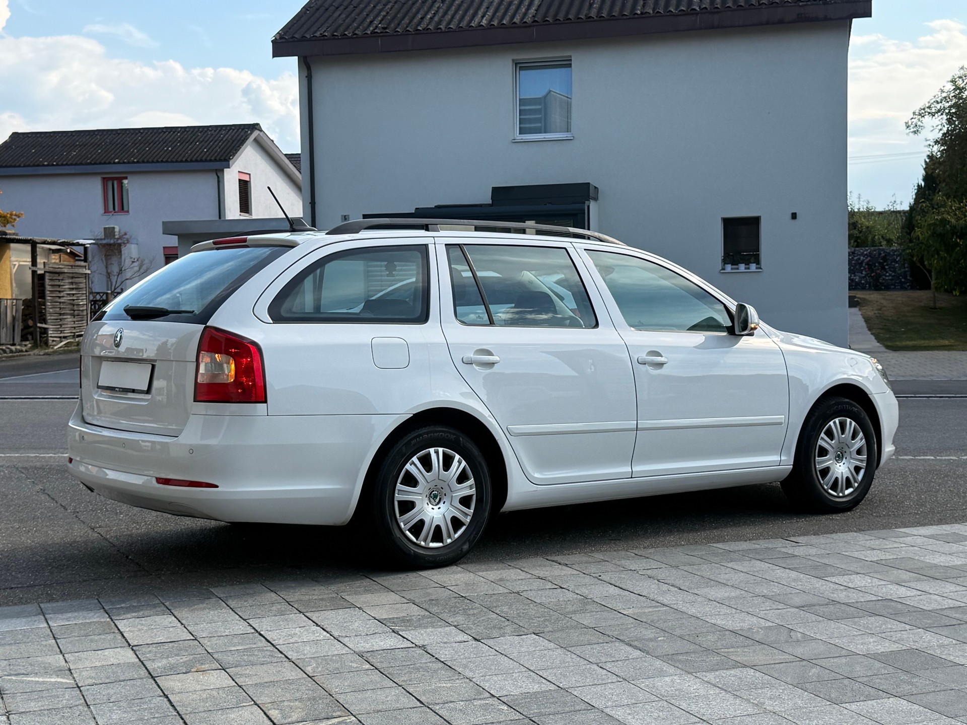 SKODA Octavia Combi 1.6 TDI Elegance DSG-image-2