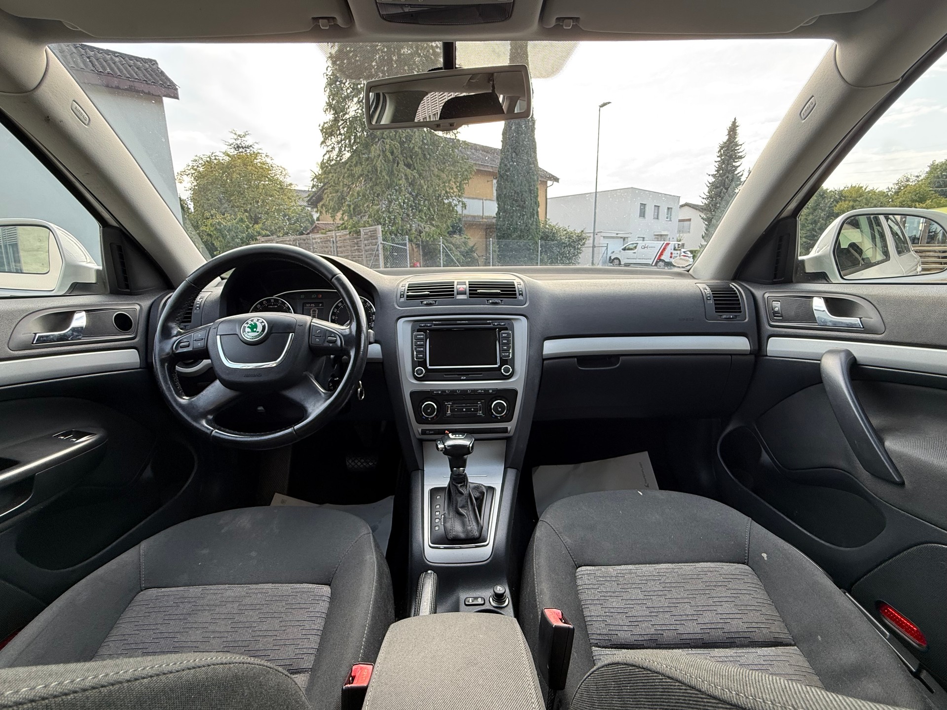 SKODA Octavia Combi 1.6 TDI Elegance DSG-image-3