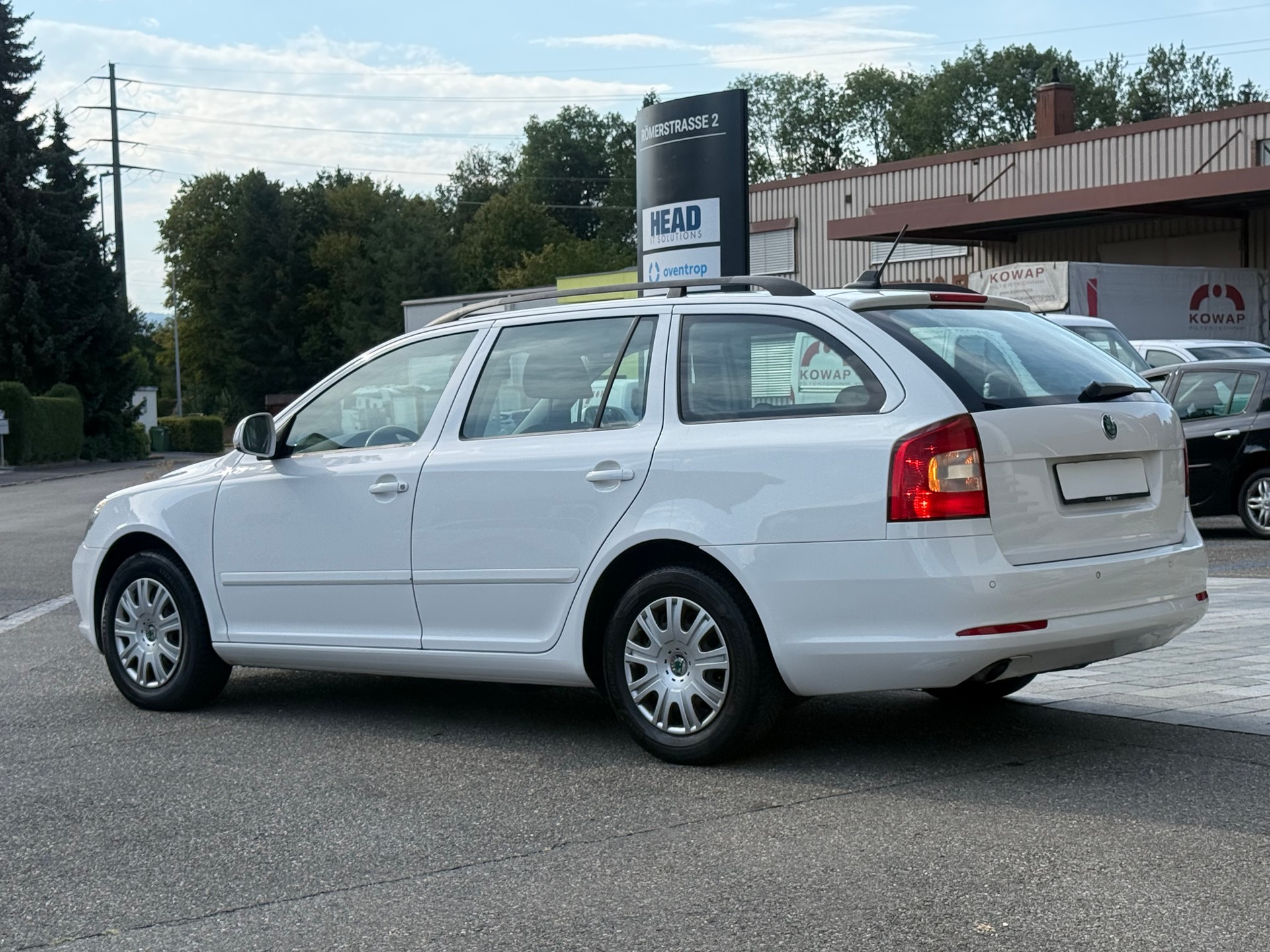SKODA Octavia Combi 1.6 TDI Elegance DSG-image-4