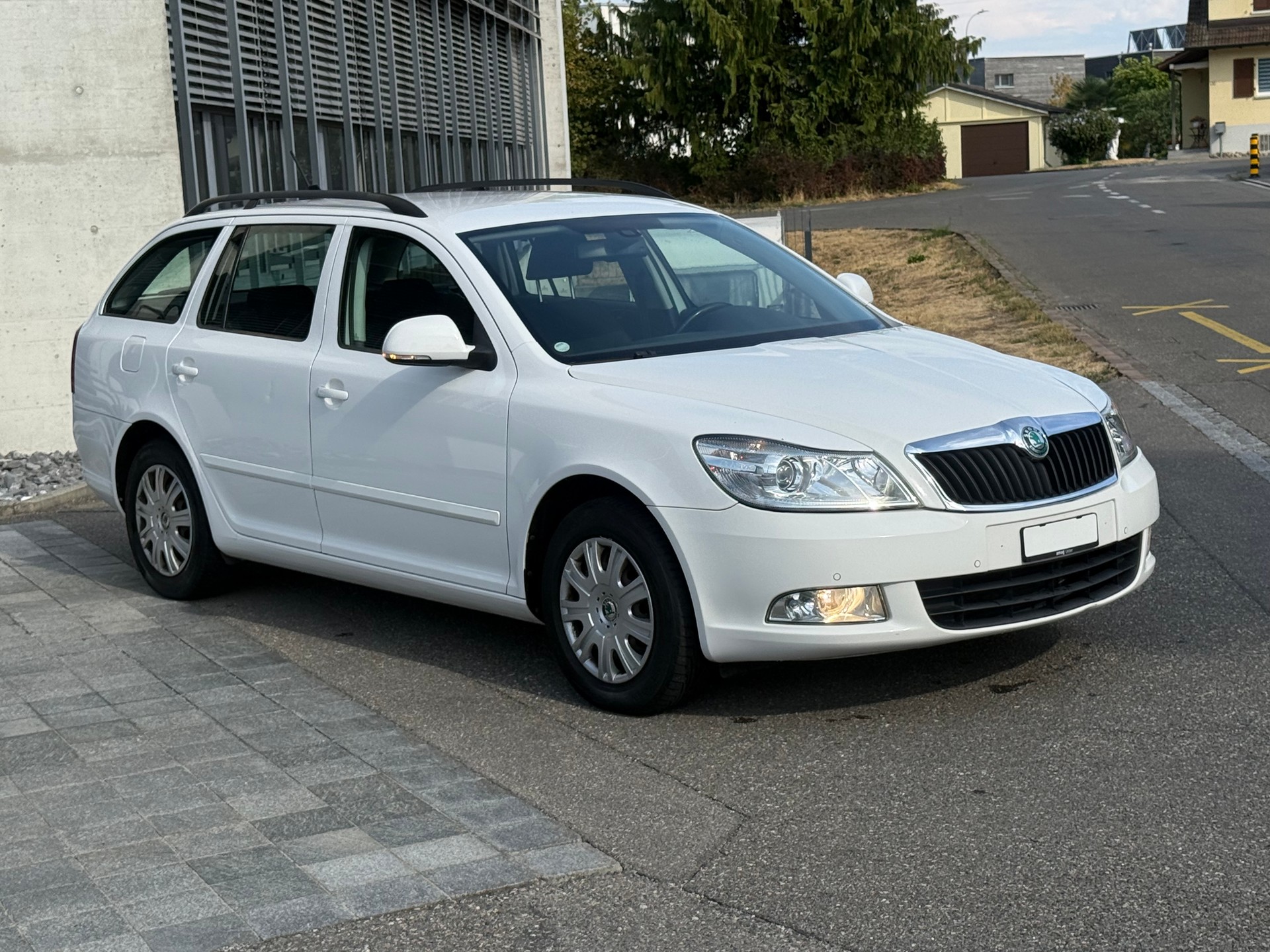 SKODA Octavia Combi 1.6 TDI Elegance DSG-image-1