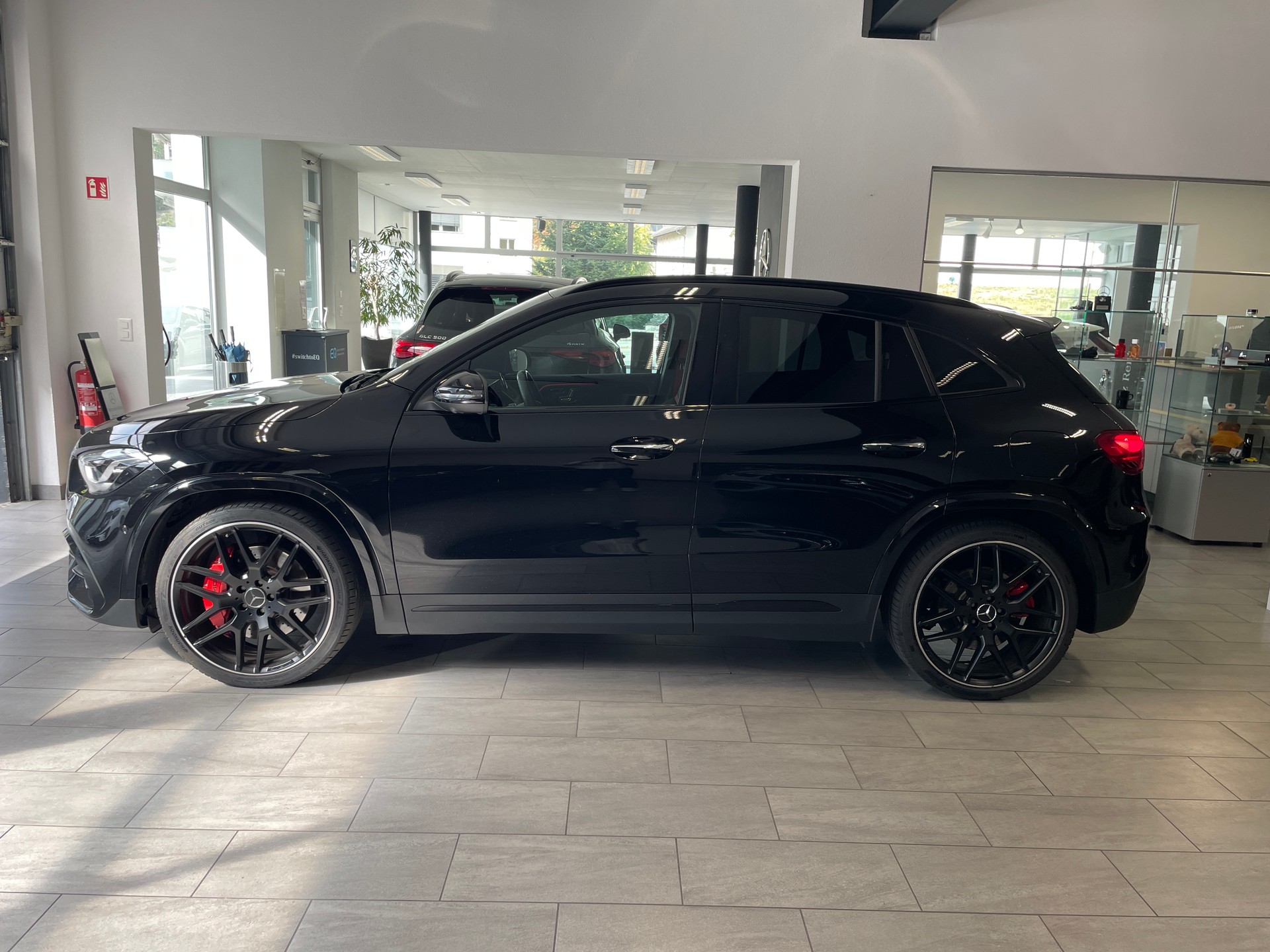 MERCEDES-BENZ GLA AMG 45 S 4Matic+ 8G-DCT-showroom-element-3