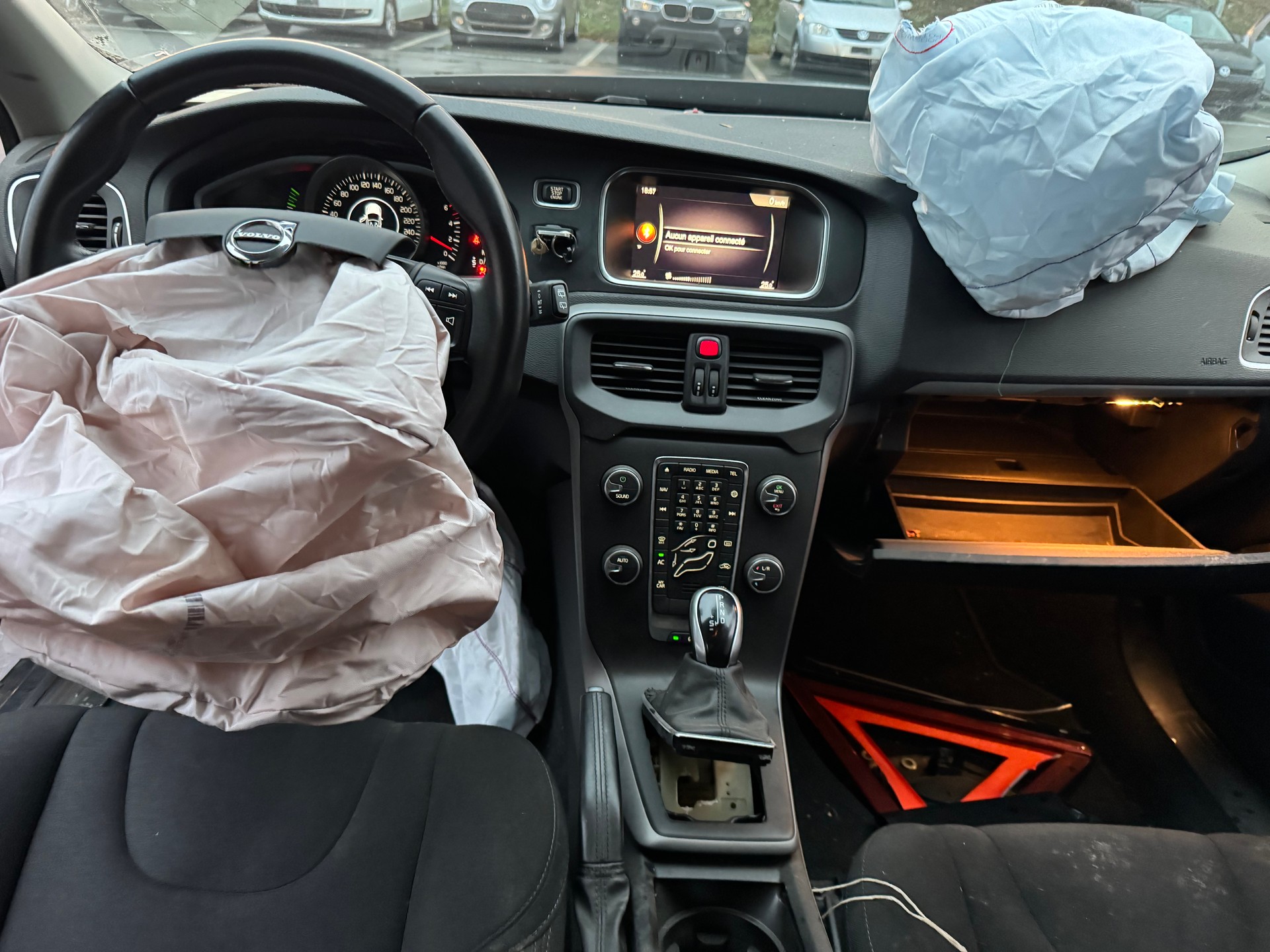 VOLVO V40 D2 Kinetic R-Design Geartronic-image-13