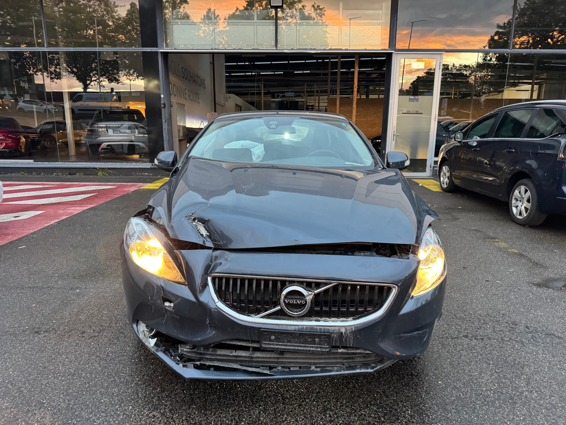 VOLVO V40 D2 Kinetic R-Design Geartronic-showroom-element-2