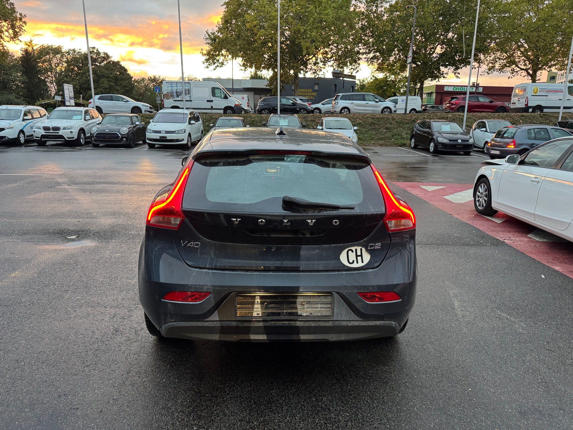 VOLVO V40 D2 Kinetic R-Design Geartronic-image-10