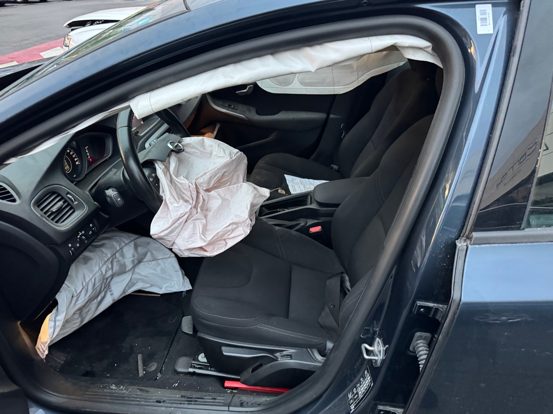 VOLVO V40 D2 Kinetic R-Design Geartronic-image-12