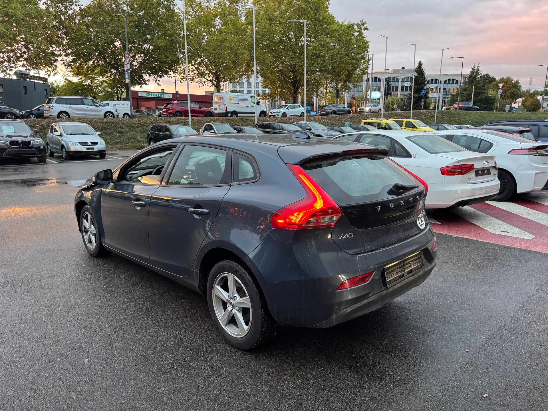 VOLVO V40 D2 Kinetic R-Design Geartronic-image-9