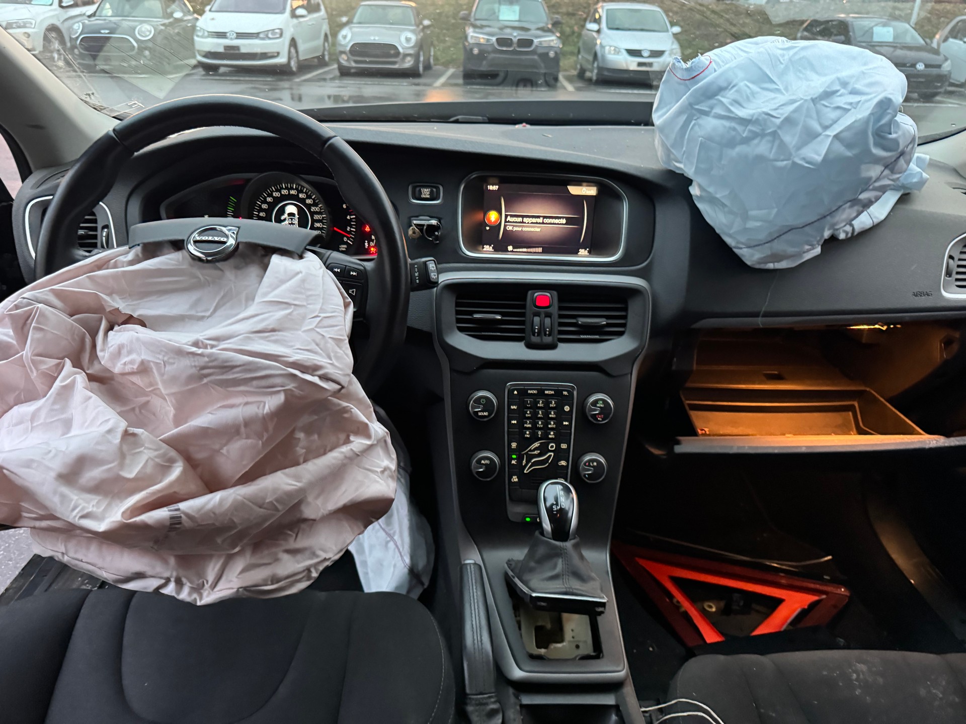VOLVO V40 D2 Kinetic R-Design Geartronic-image-15