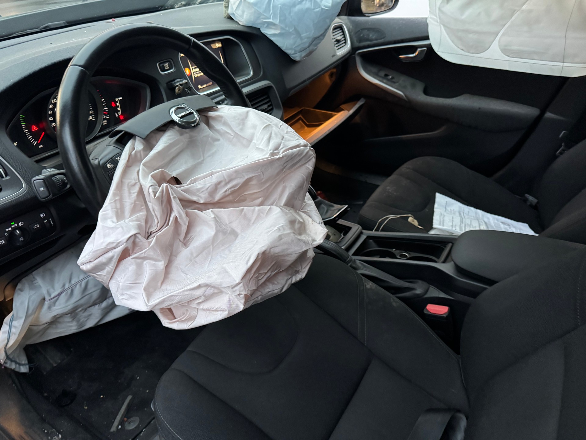 VOLVO V40 D2 Kinetic R-Design Geartronic-image-16