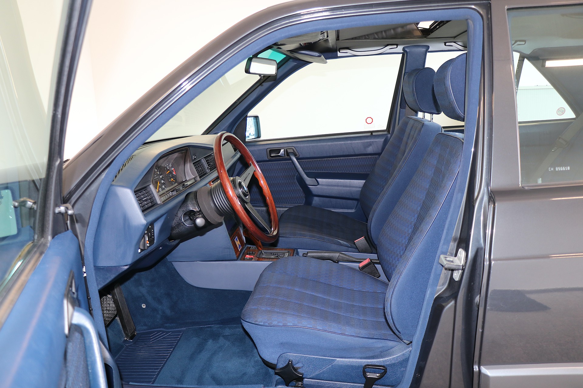 MERCEDES-BENZ 190 E 2.3 Automatic  **Veteranenfahrzeug**-image-5
