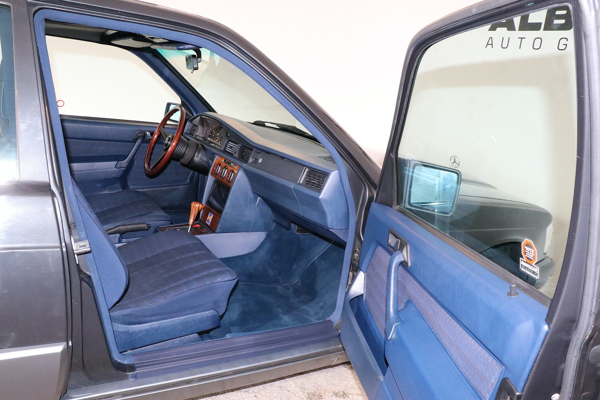 MERCEDES-BENZ 190 E 2.3 Automatic  **Veteranenfahrzeug**-image-9