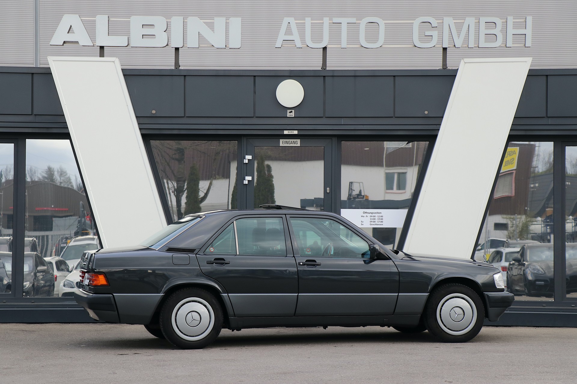 MERCEDES-BENZ 190 E 2.3 Automatic  **Veteranenfahrzeug**-showroom-element-3