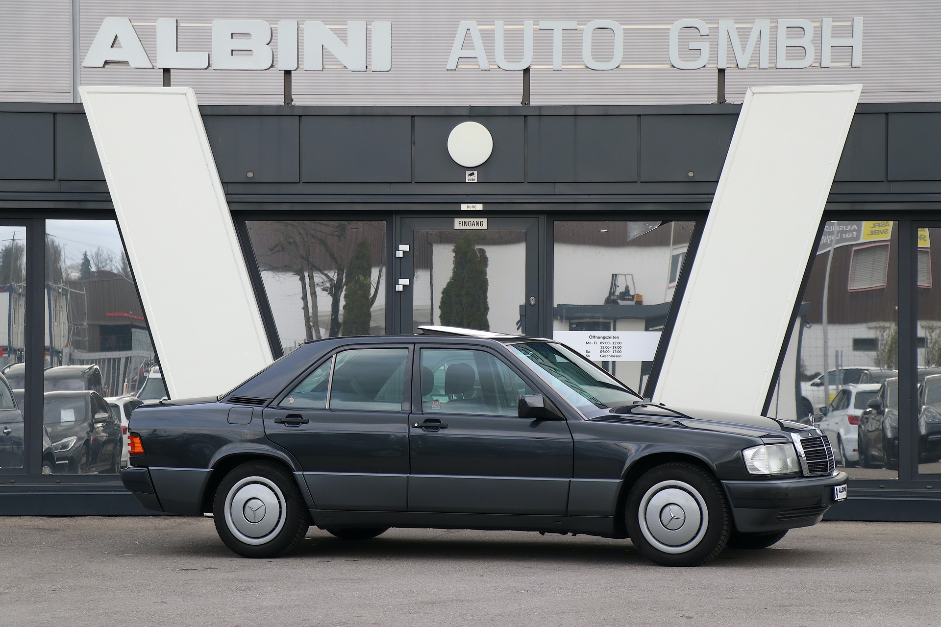 MERCEDES-BENZ 190 E 2.3 Automatic  **Veteranenfahrzeug**-showroom-element-1