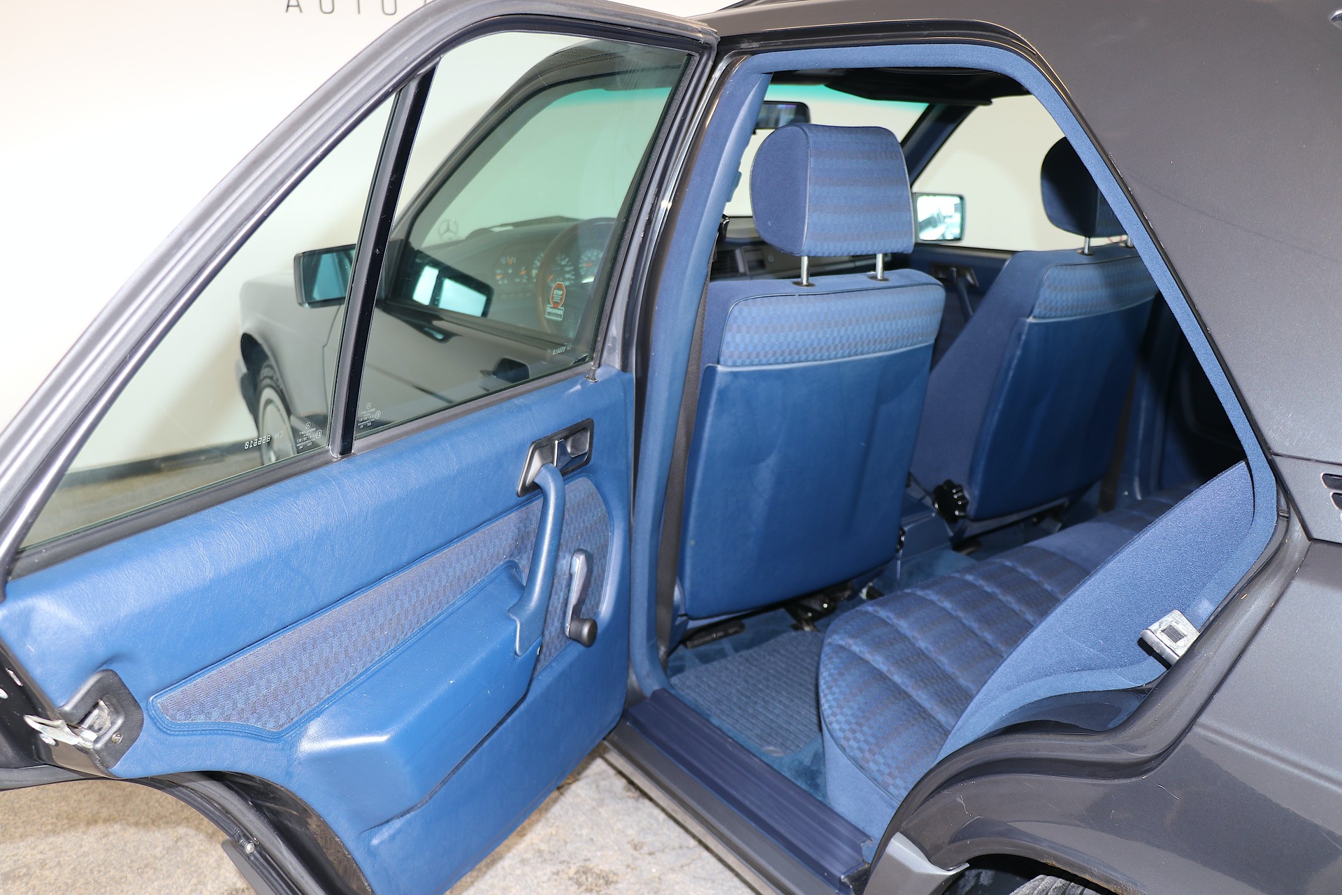 MERCEDES-BENZ 190 E 2.3 Automatic  **Veteranenfahrzeug**-image-13