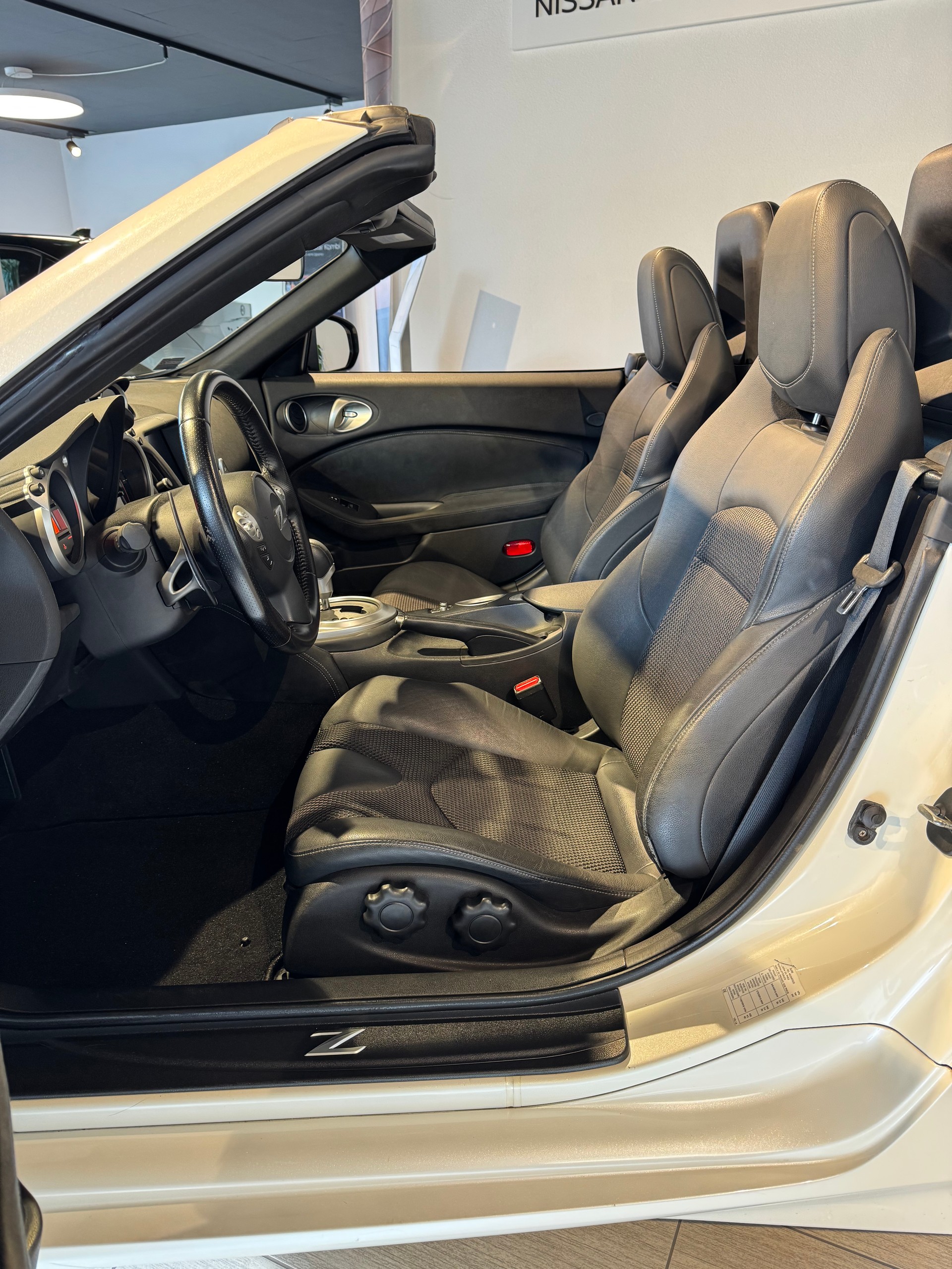 NISSAN 370 Z Roadster Pack Automatic-image-6