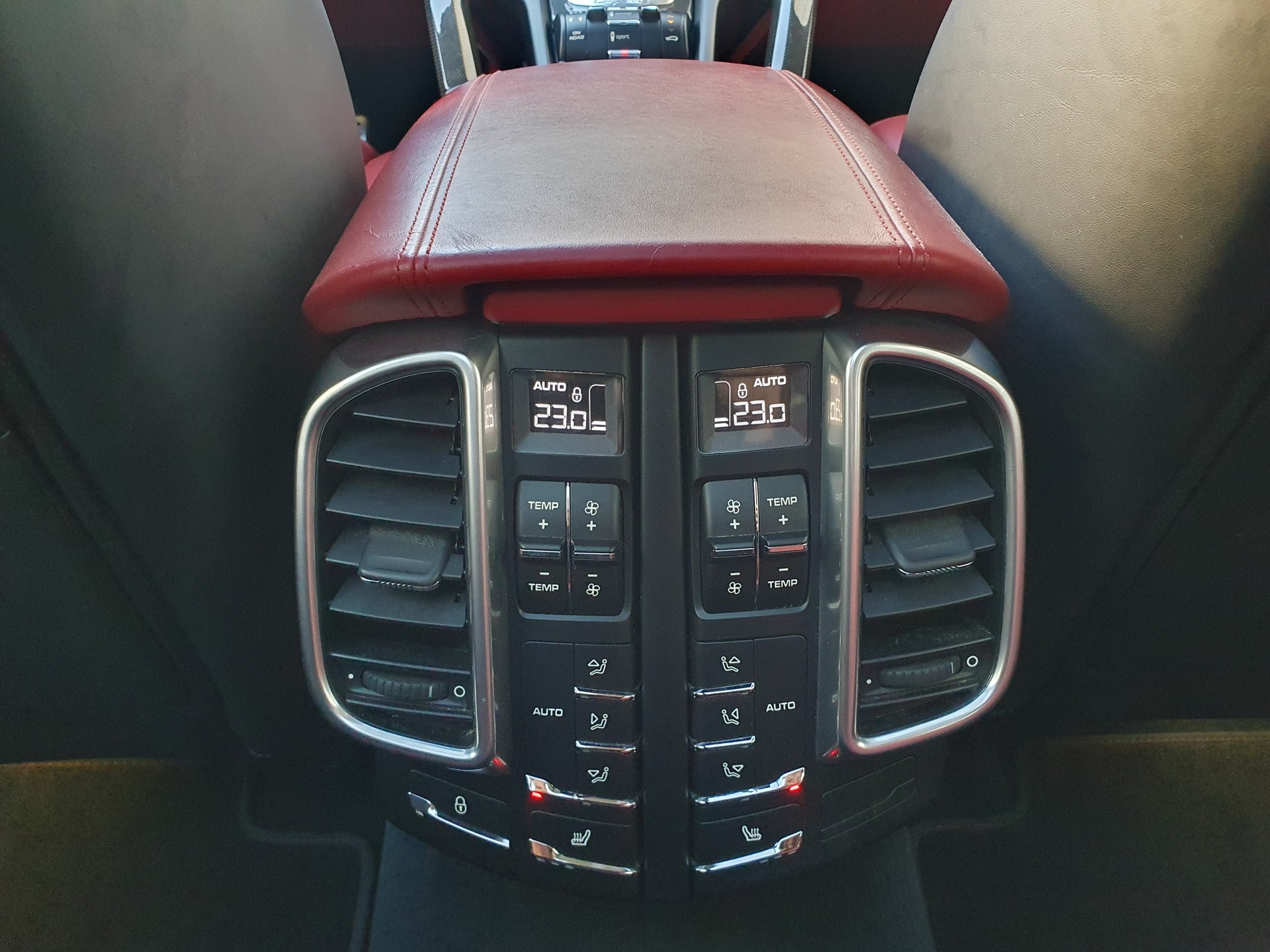 PORSCHE Cayenne Turbo S-image-14