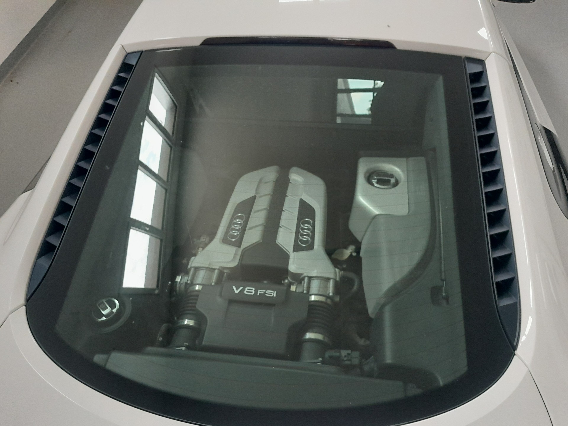 AUDI R8 Coupé 4.2-image-8