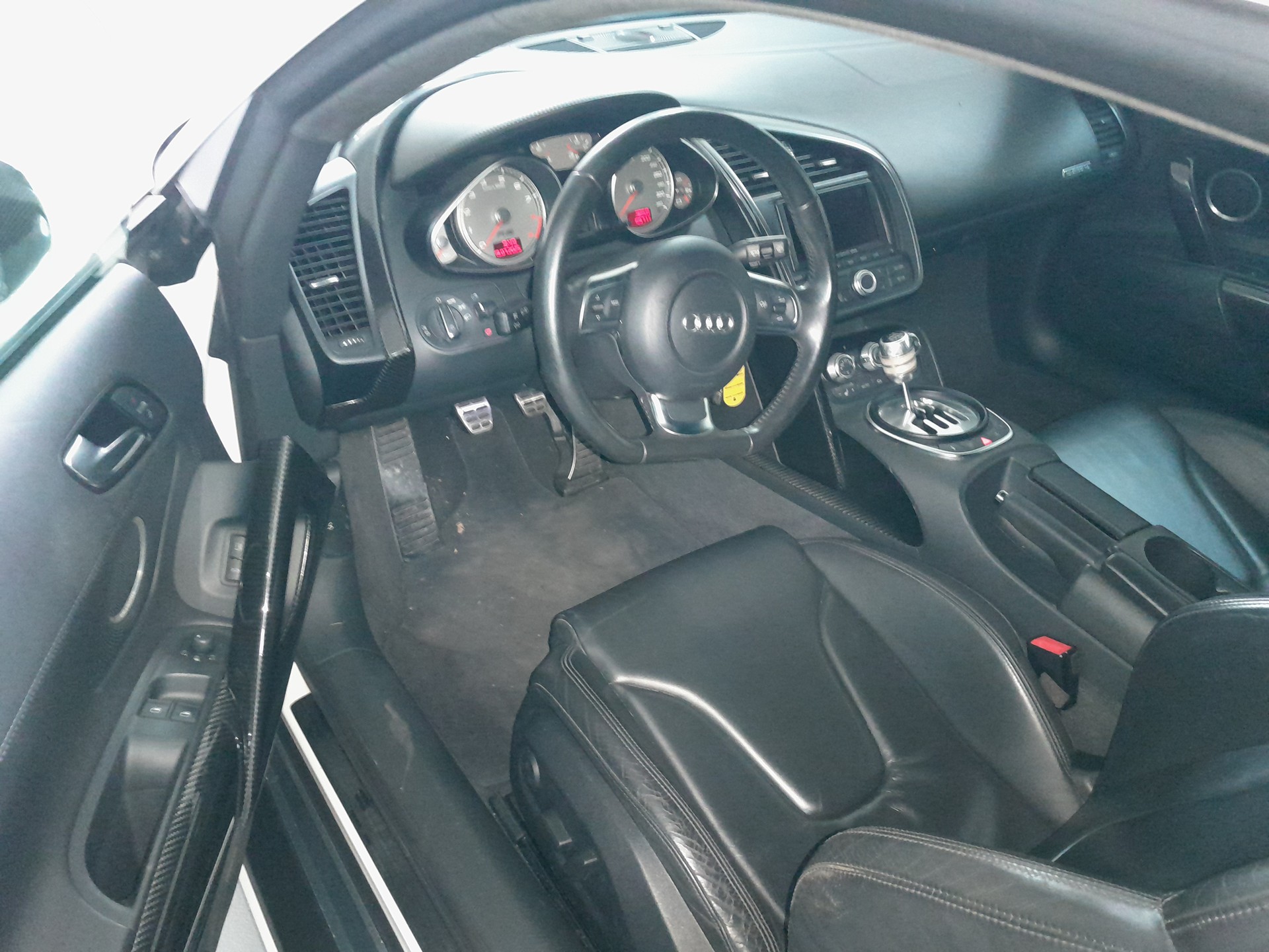AUDI R8 Coupé 4.2-image-9