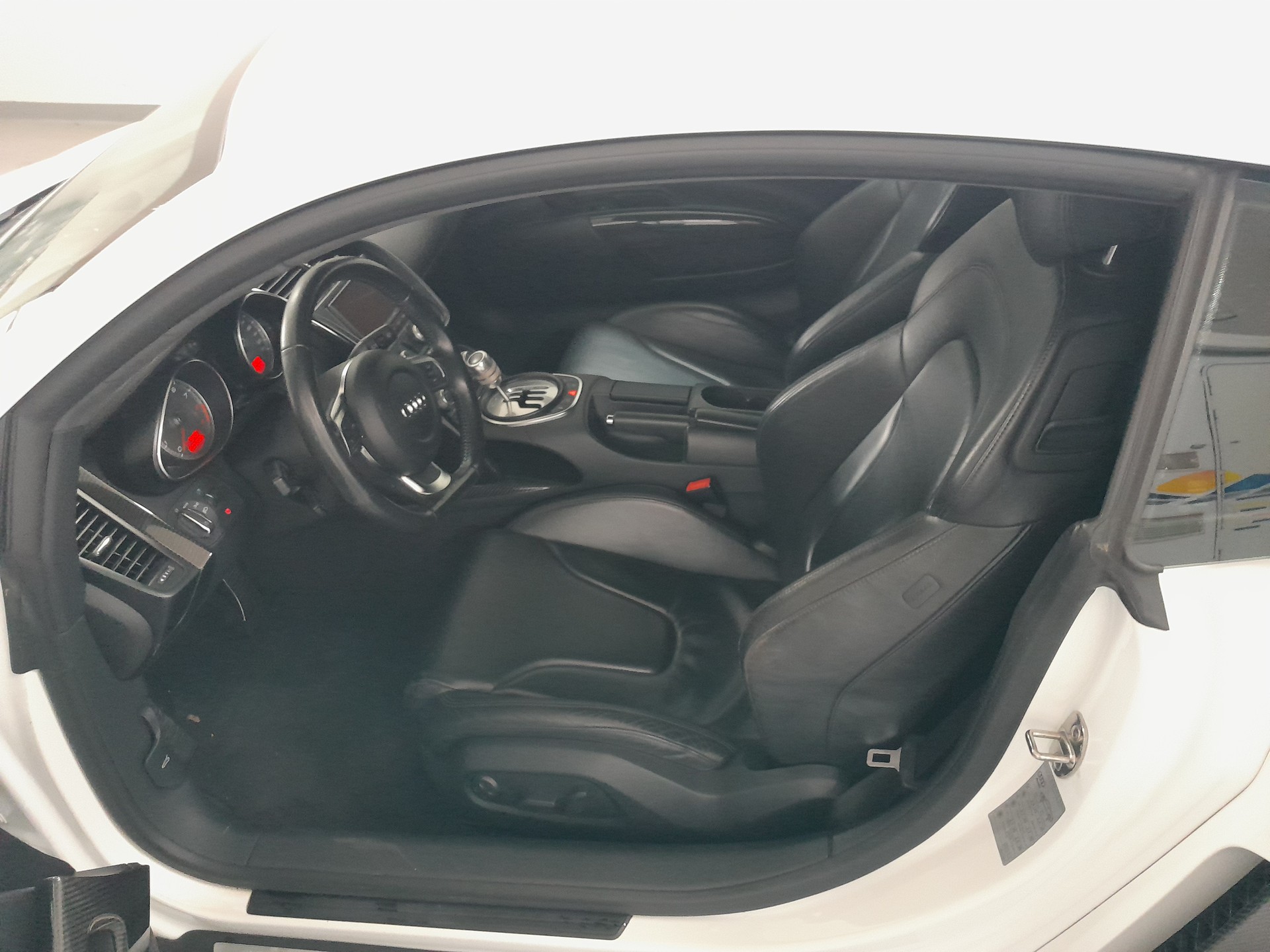 AUDI R8 Coupé 4.2-image-12