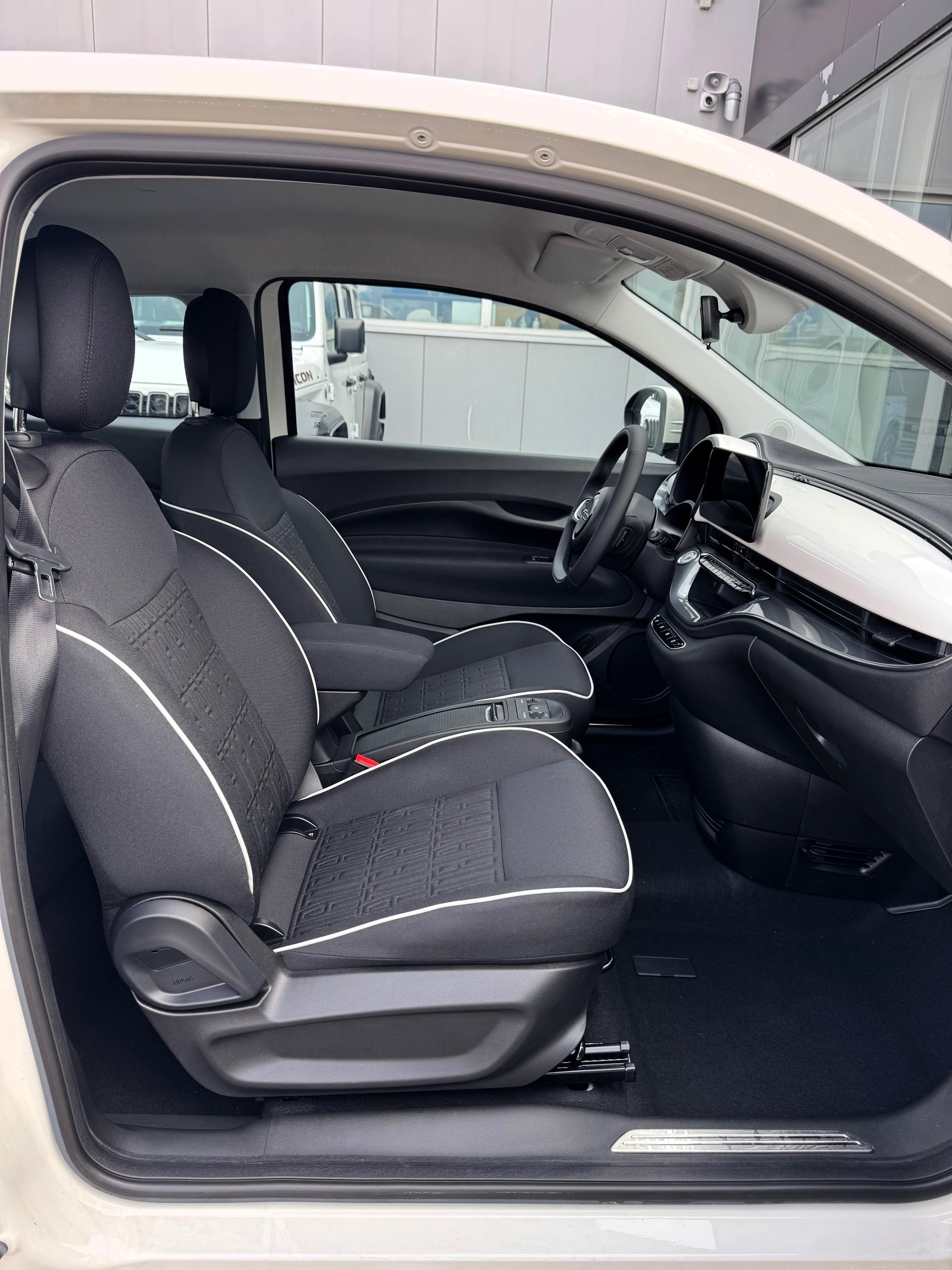 FIAT 500 electric 87 kW Swiss Edition-image-14