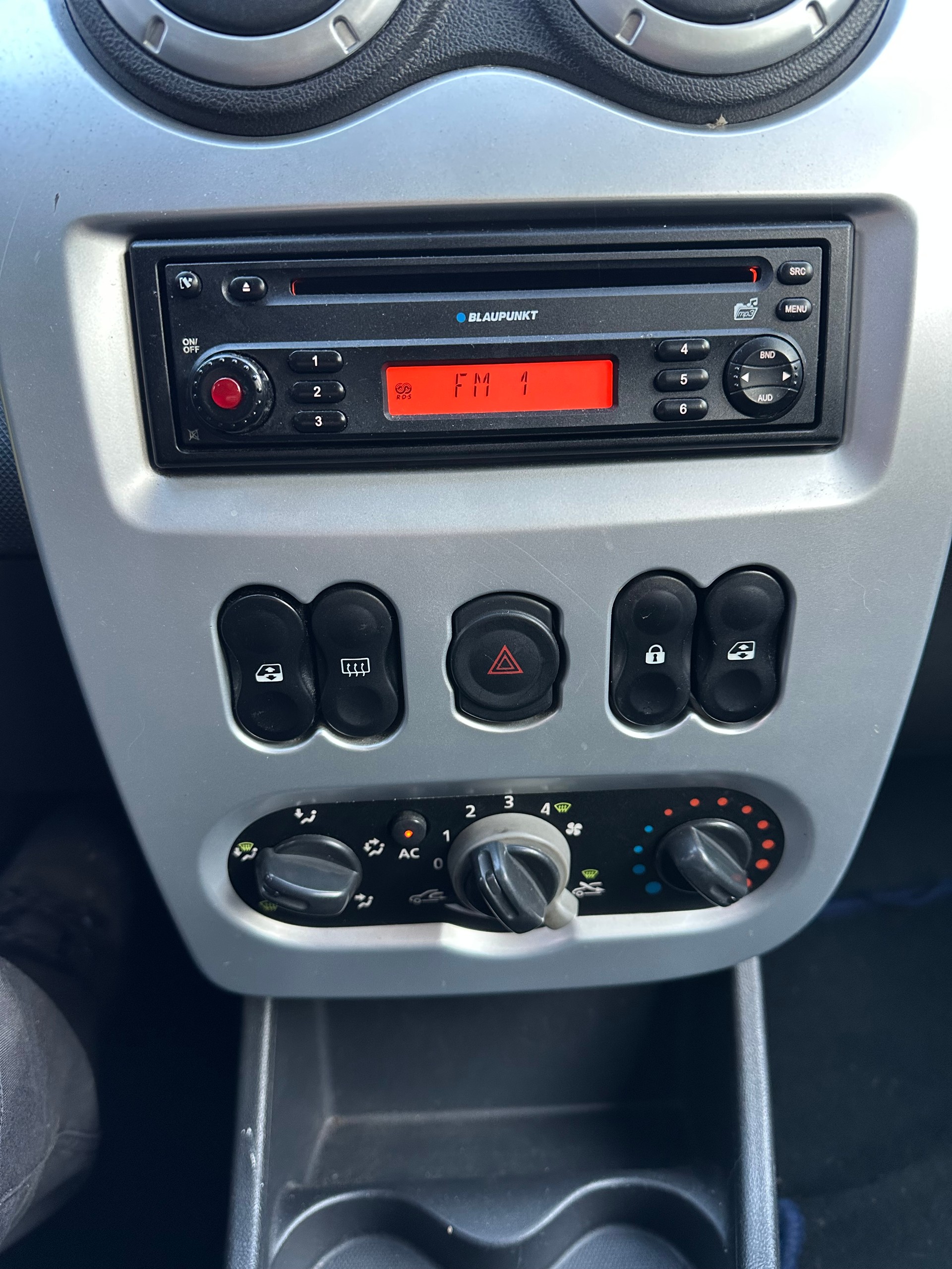 DACIA Logan 1.6 16V Lauréate FIXPREIS-image-14