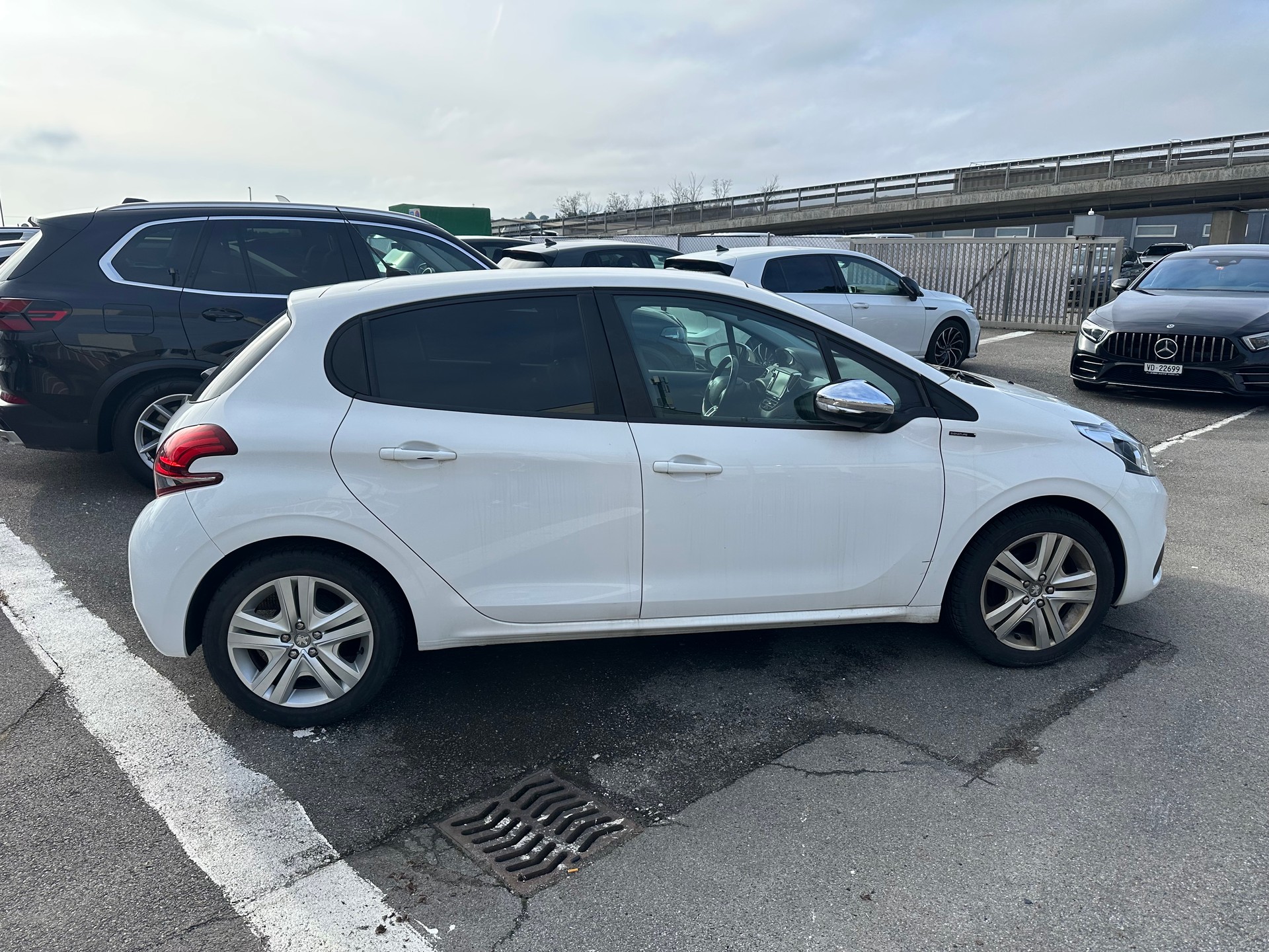 PEUGEOT 208 1.2 PureTech Signature-image-6