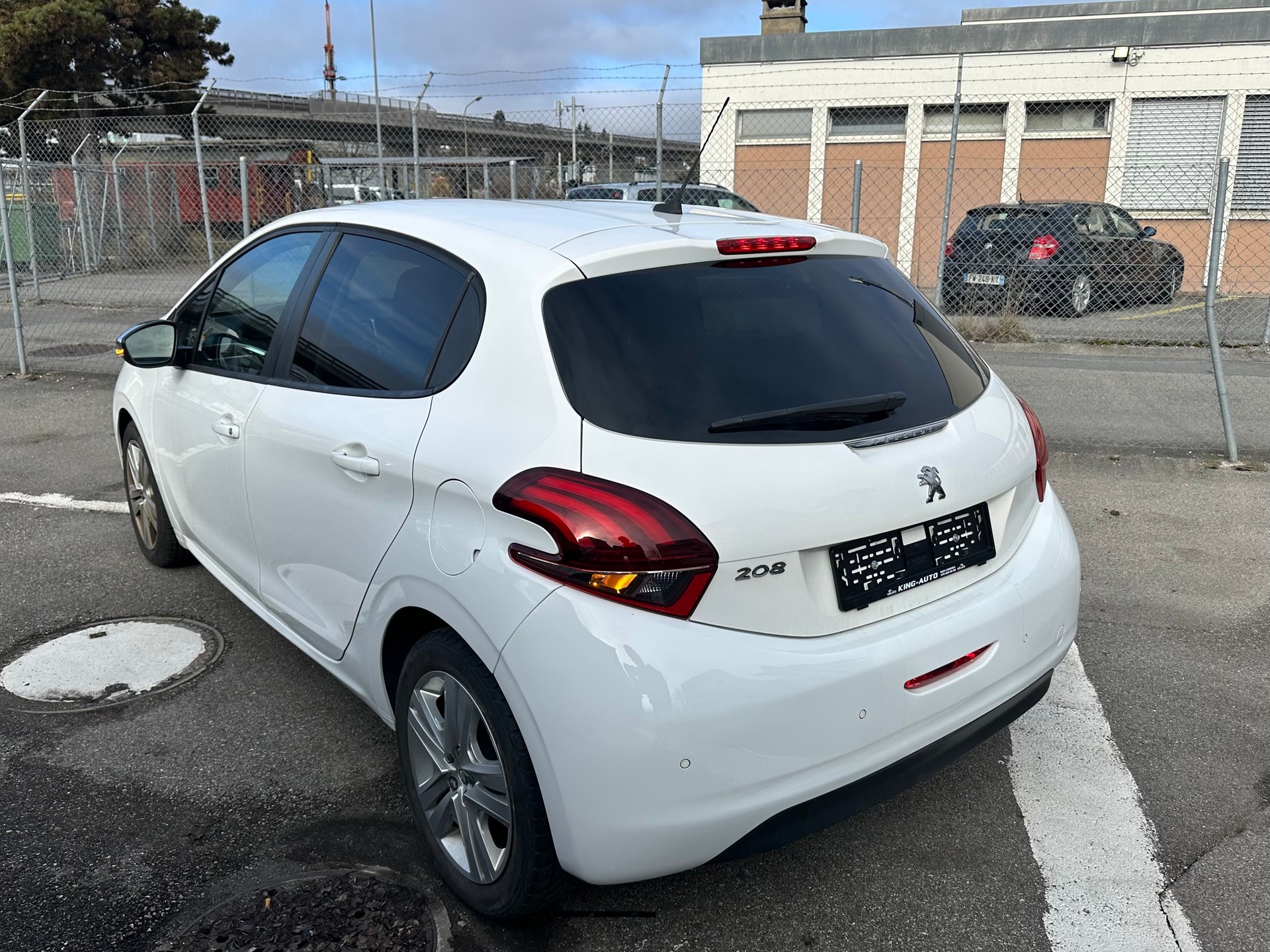 PEUGEOT 208 1.2 PureTech Signature-showroom-element-3