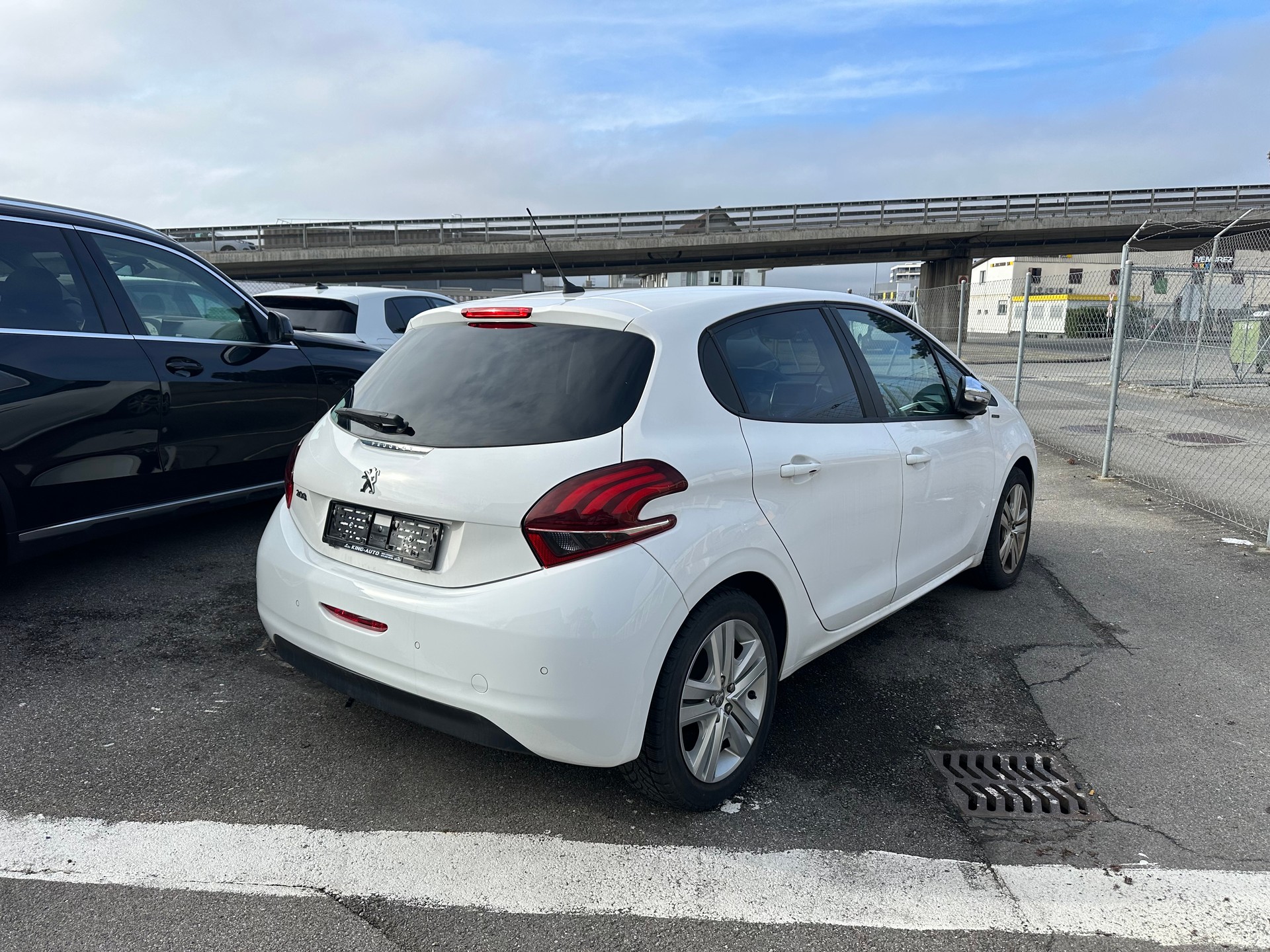 PEUGEOT 208 1.2 PureTech Signature-image-5