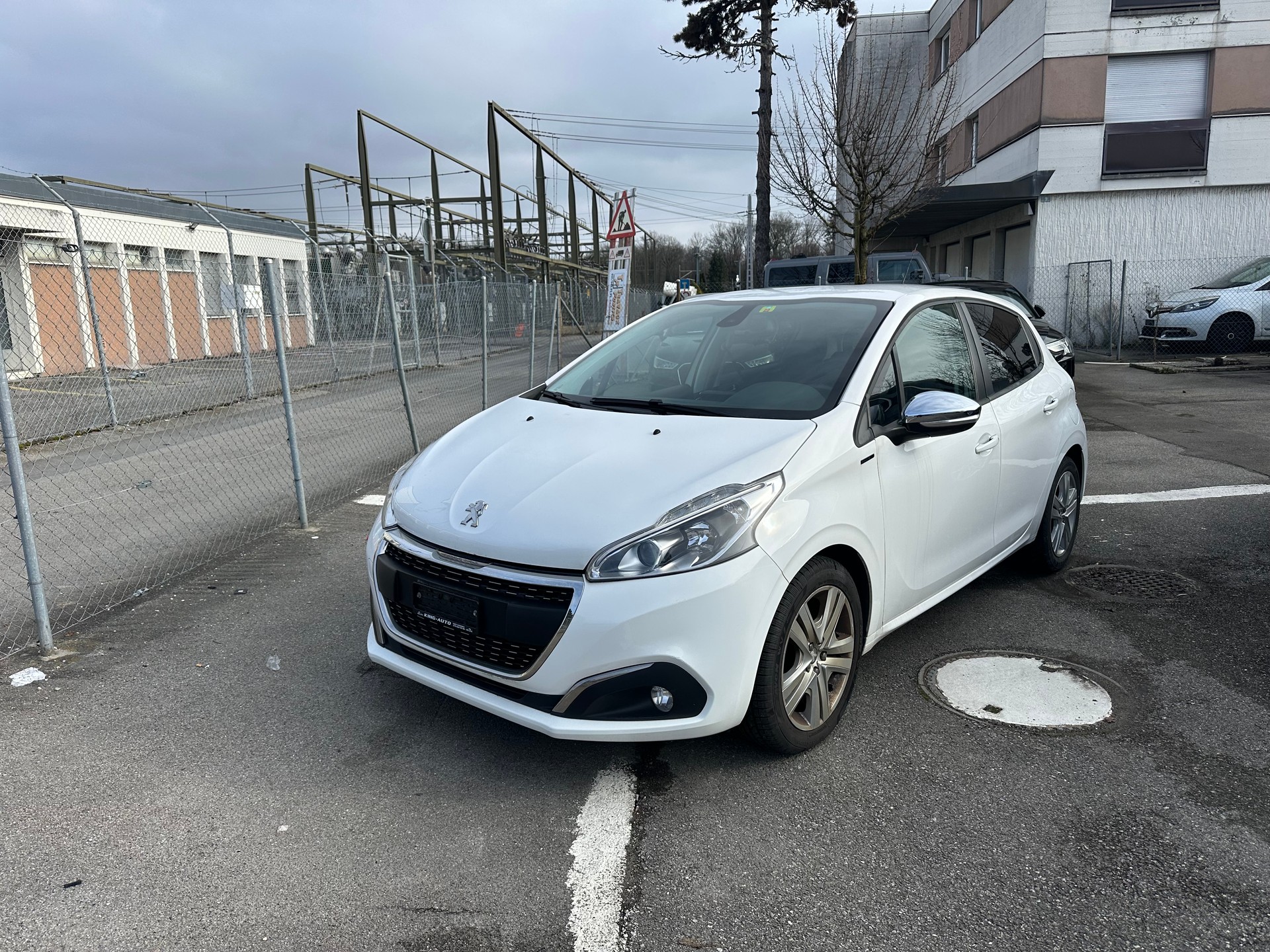 PEUGEOT 208 1.2 PureTech Signature-showroom-element-1