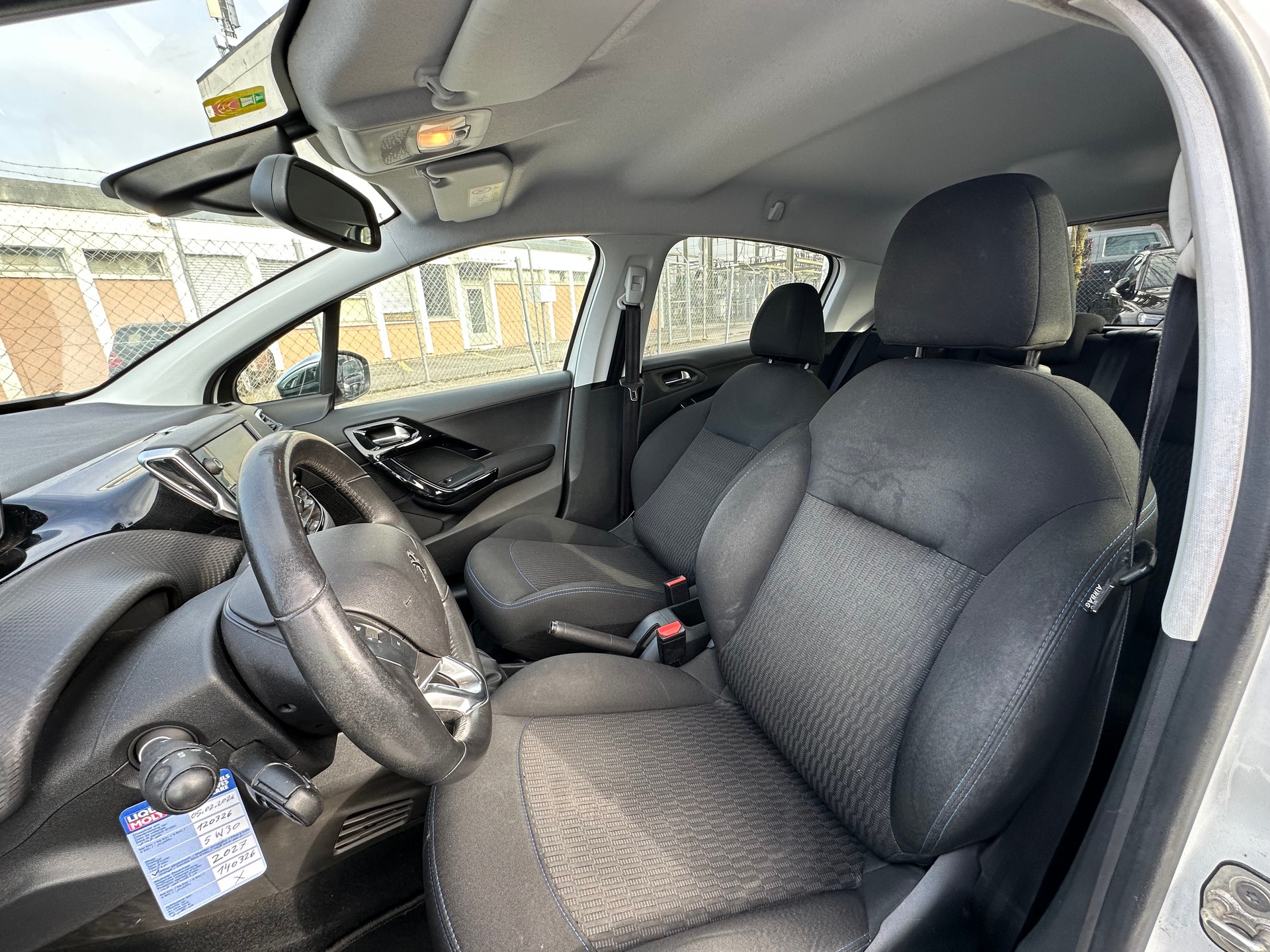 PEUGEOT 208 1.2 PureTech Signature-image-11