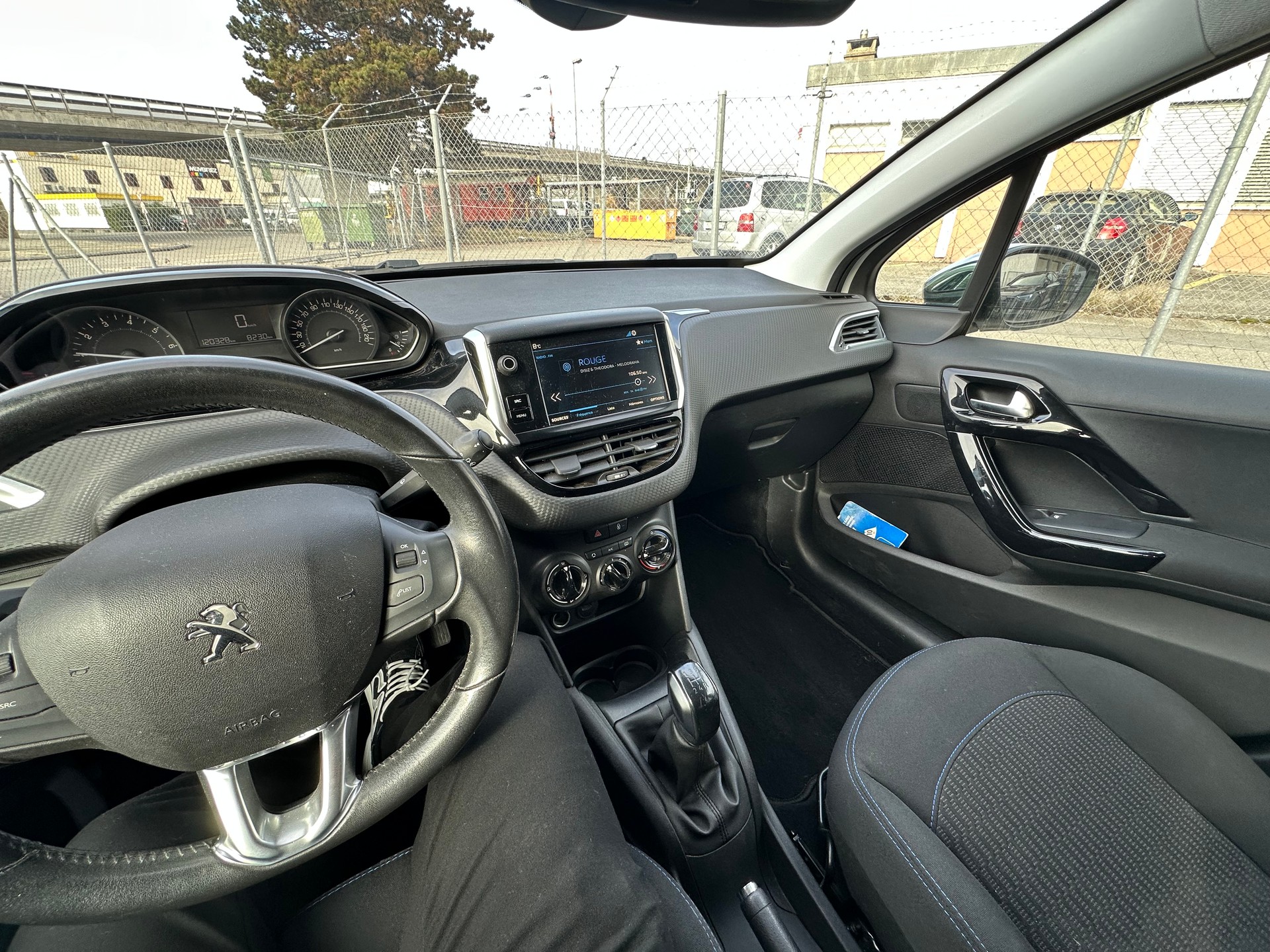 PEUGEOT 208 1.2 PureTech Signature-image-10