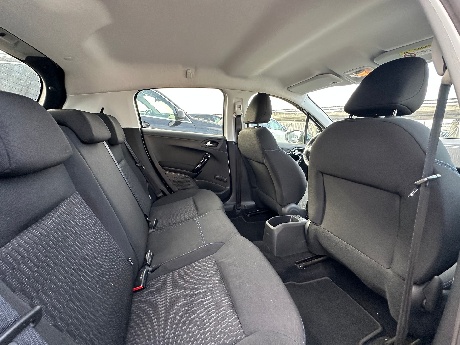 PEUGEOT 208 1.2 PureTech Signature-image-12