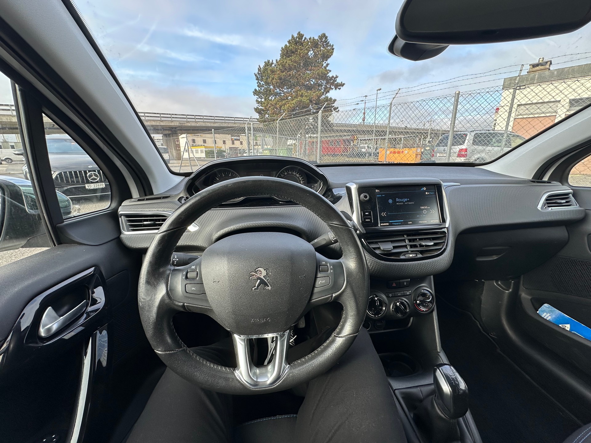 PEUGEOT 208 1.2 PureTech Signature-image-8