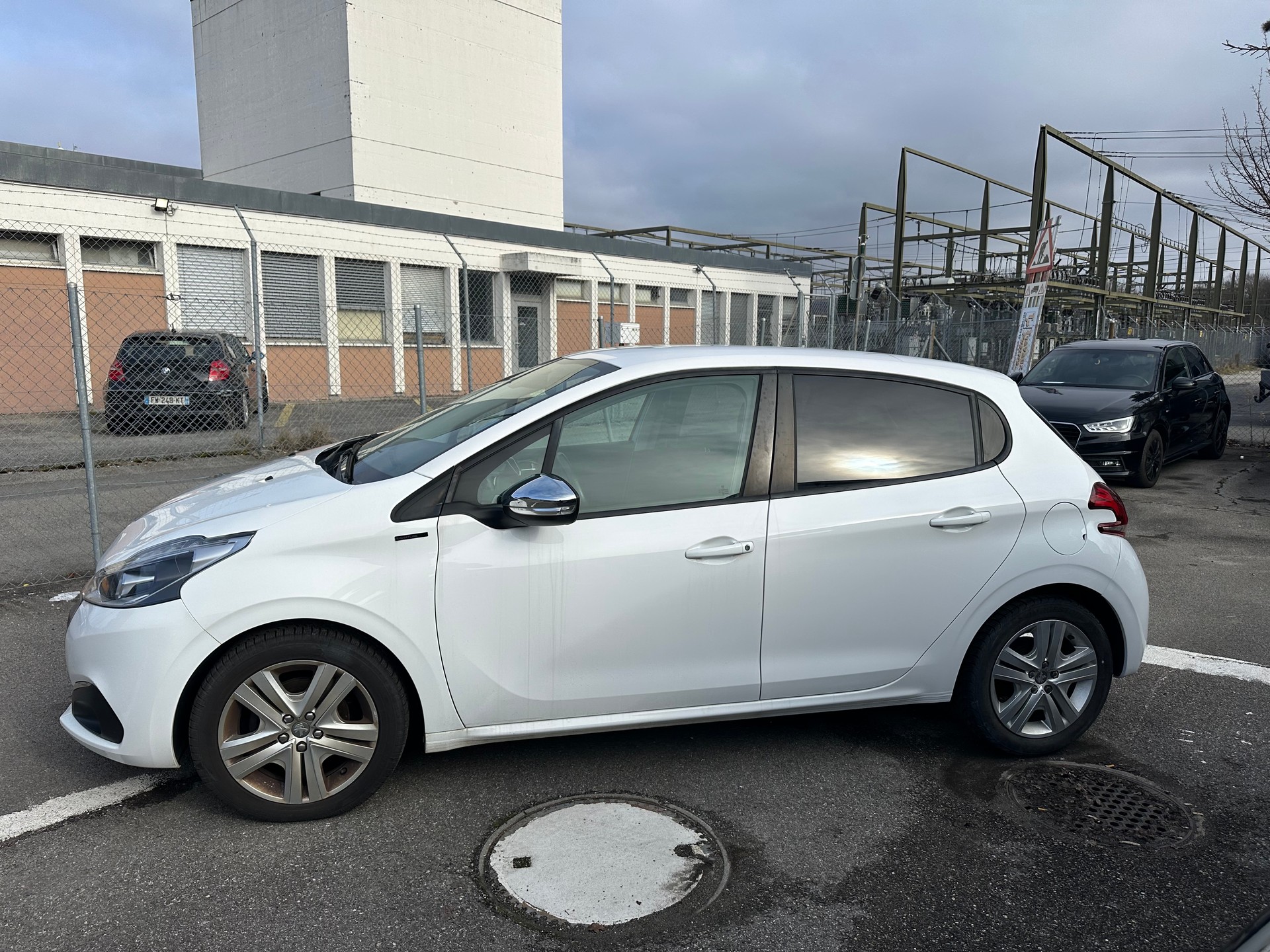 PEUGEOT 208 1.2 PureTech Signature-showroom-element-2